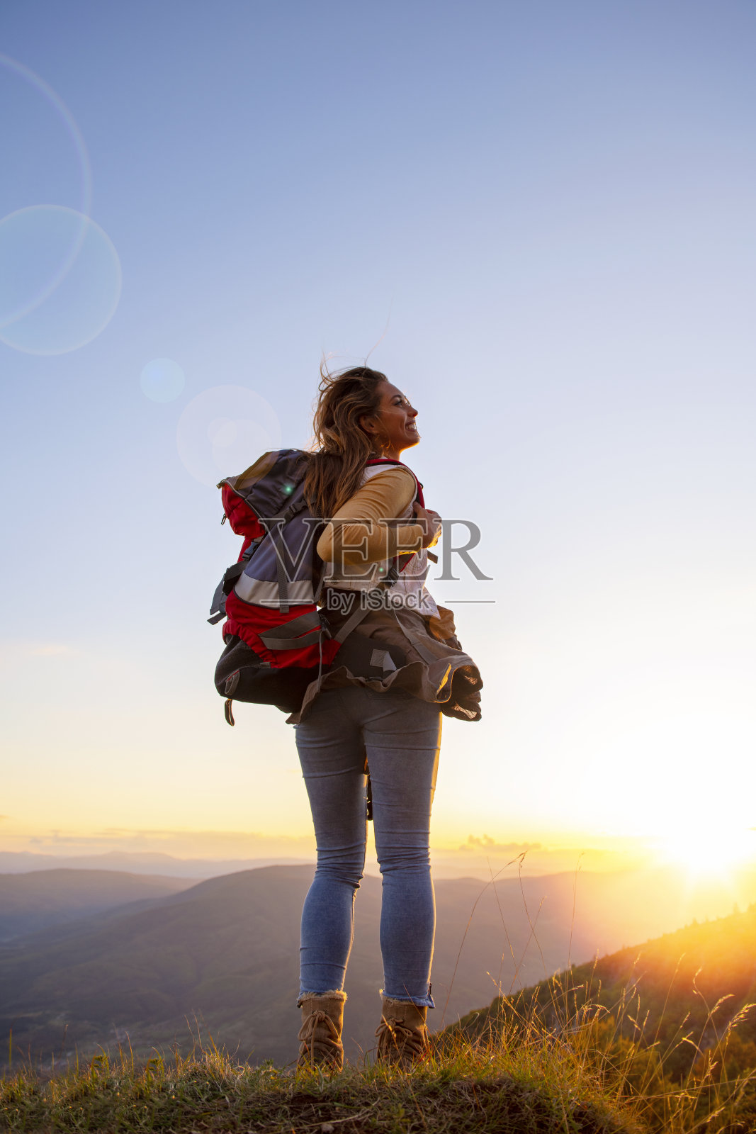 快乐的年轻女子徒步登山的肖像照片摄影图片