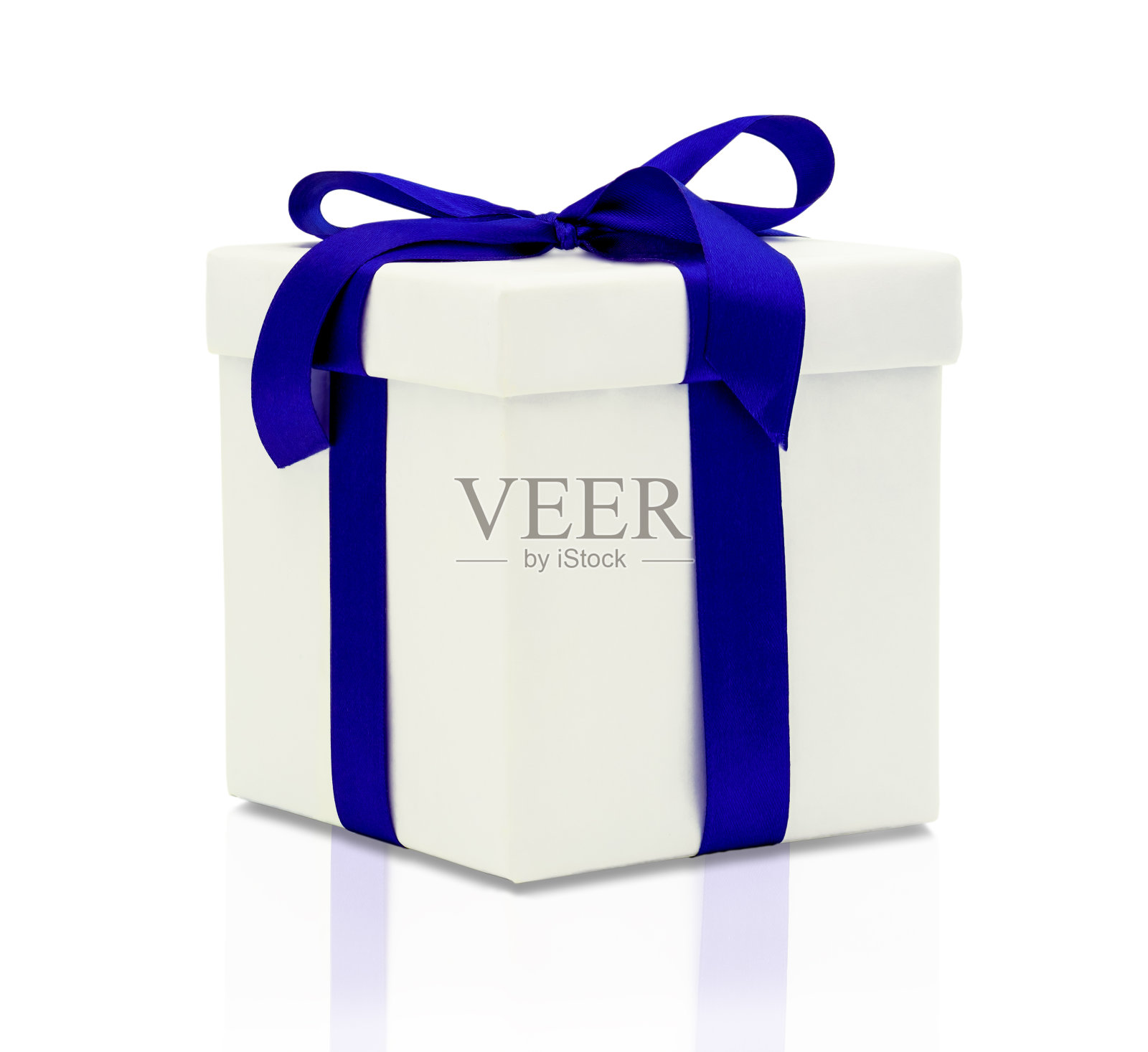 封闭的礼盒孤立在白色背景与裁剪路径，白色礼盒系上豪华的深蓝色缎子或丝绸缎带产品为一个快乐的庆祝活动，如生日，新年和复活节照片摄影图片