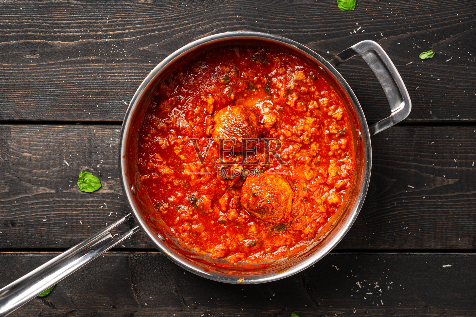 不锈钢锅内的肉丸番茄酱。照片摄影图片