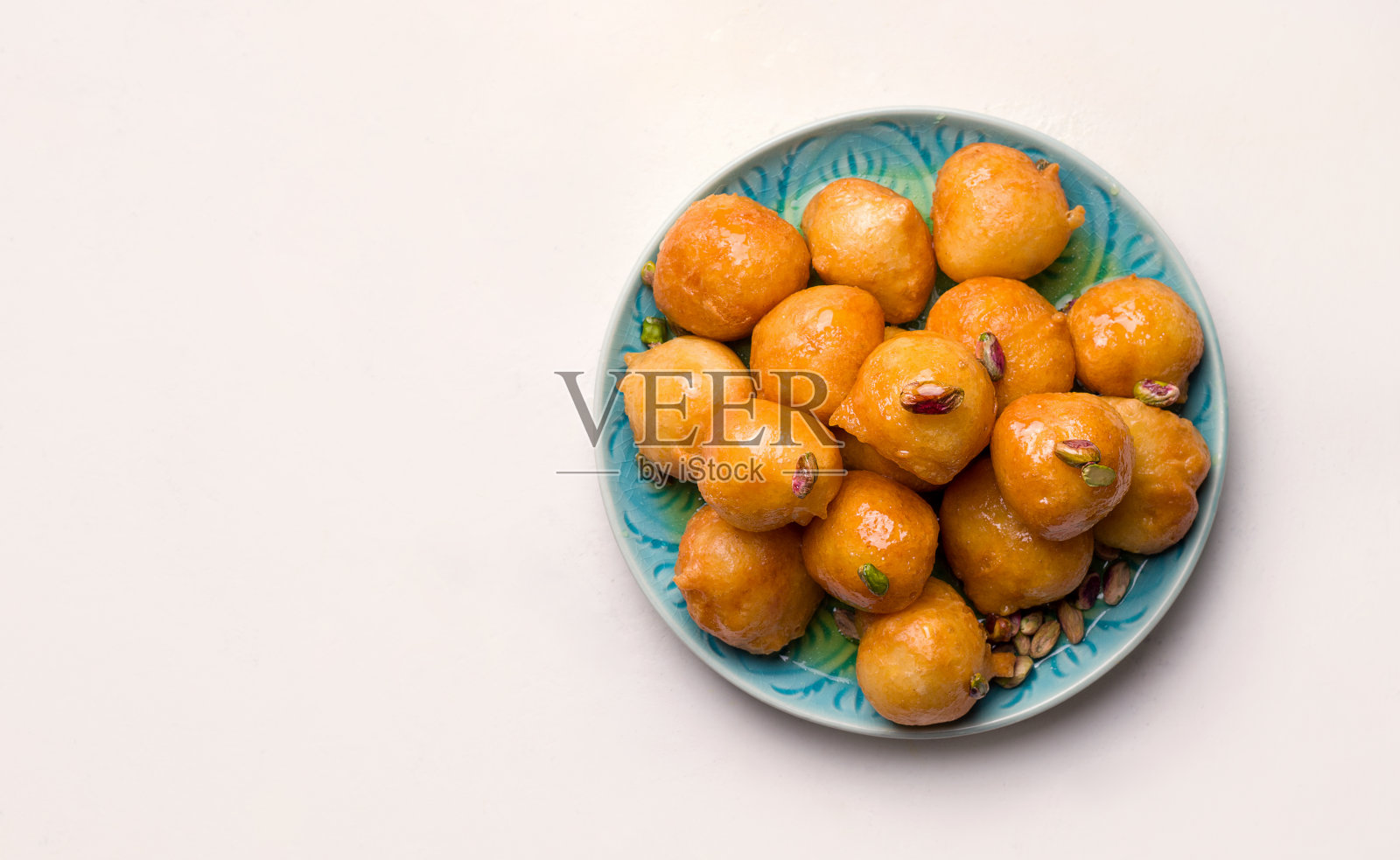 Lokma是中东的一种甜点。白底清炒瘦肉球。本空间照片摄影图片