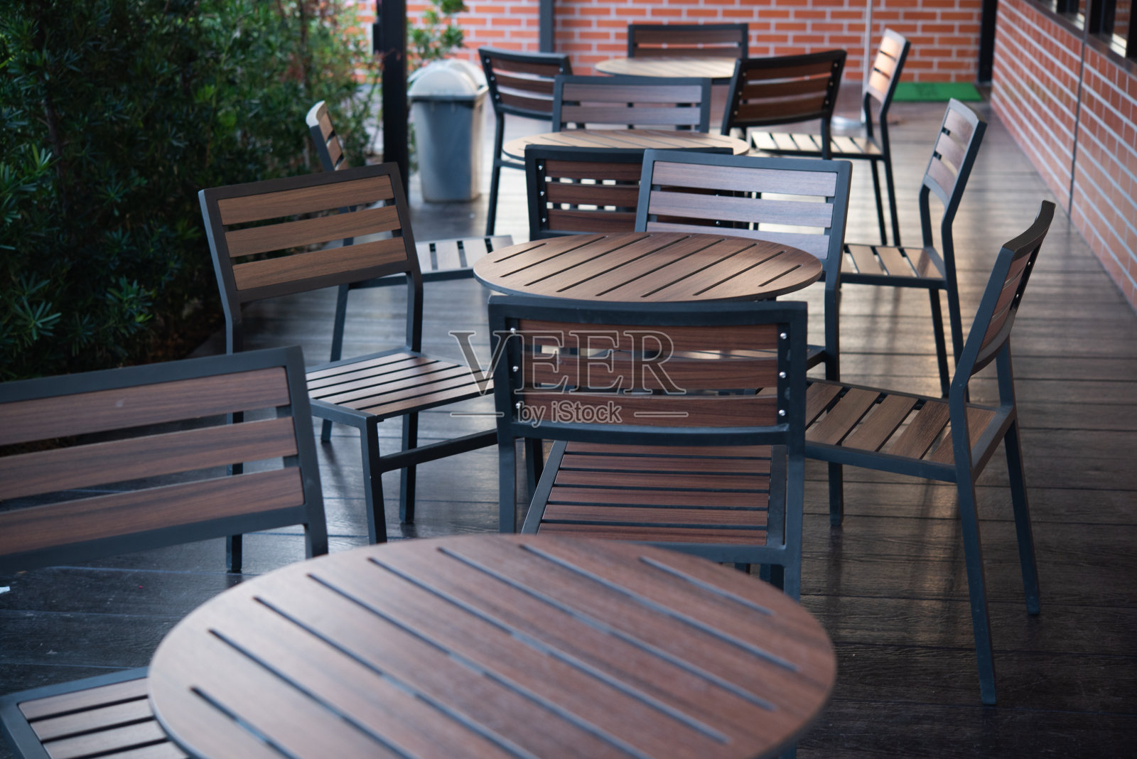 空的木桌在咖啡店或咖啡馆餐厅的背景。照片摄影图片