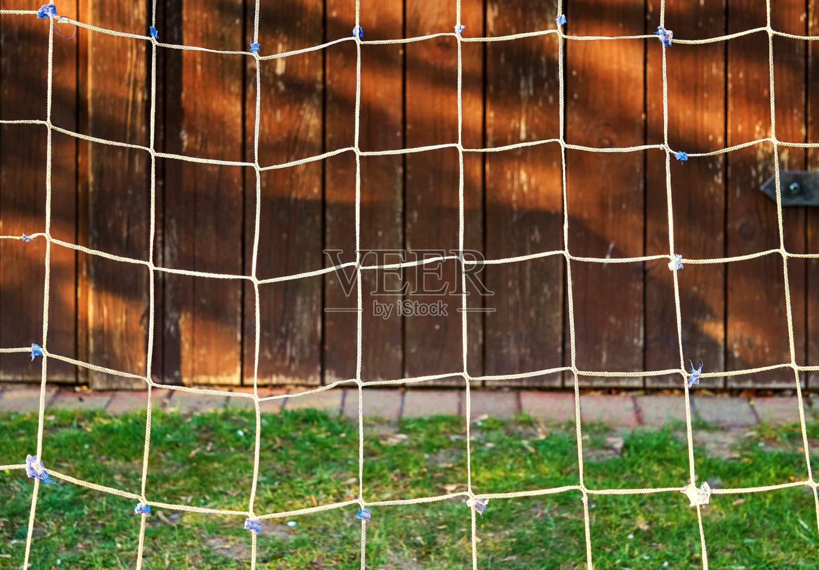 一个足球球门，背景是模糊的木头。照片摄影图片