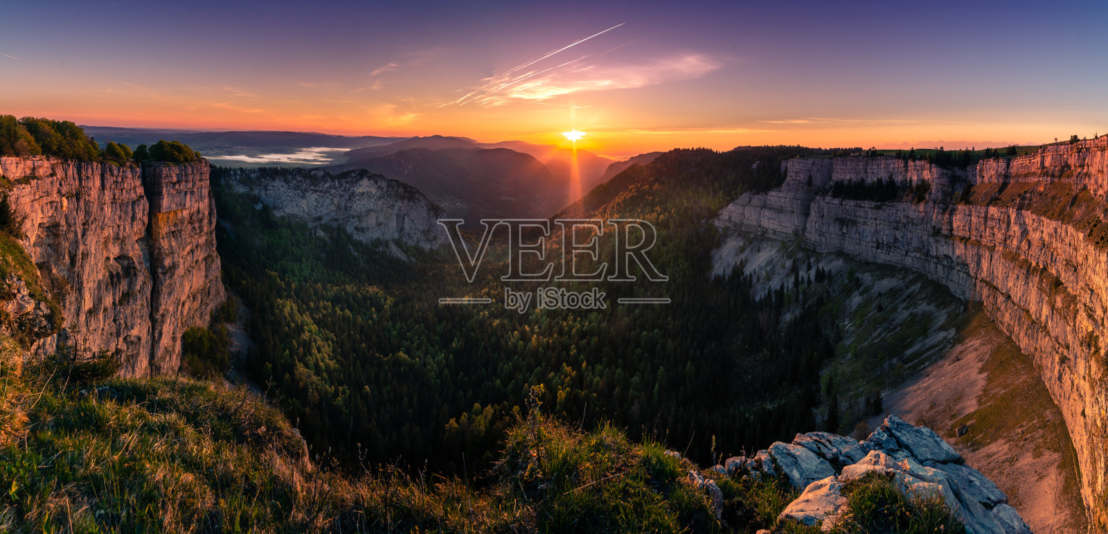 从克鲁杜凡著名的岩石峡谷在瑞士日出全景景观照片摄影图片