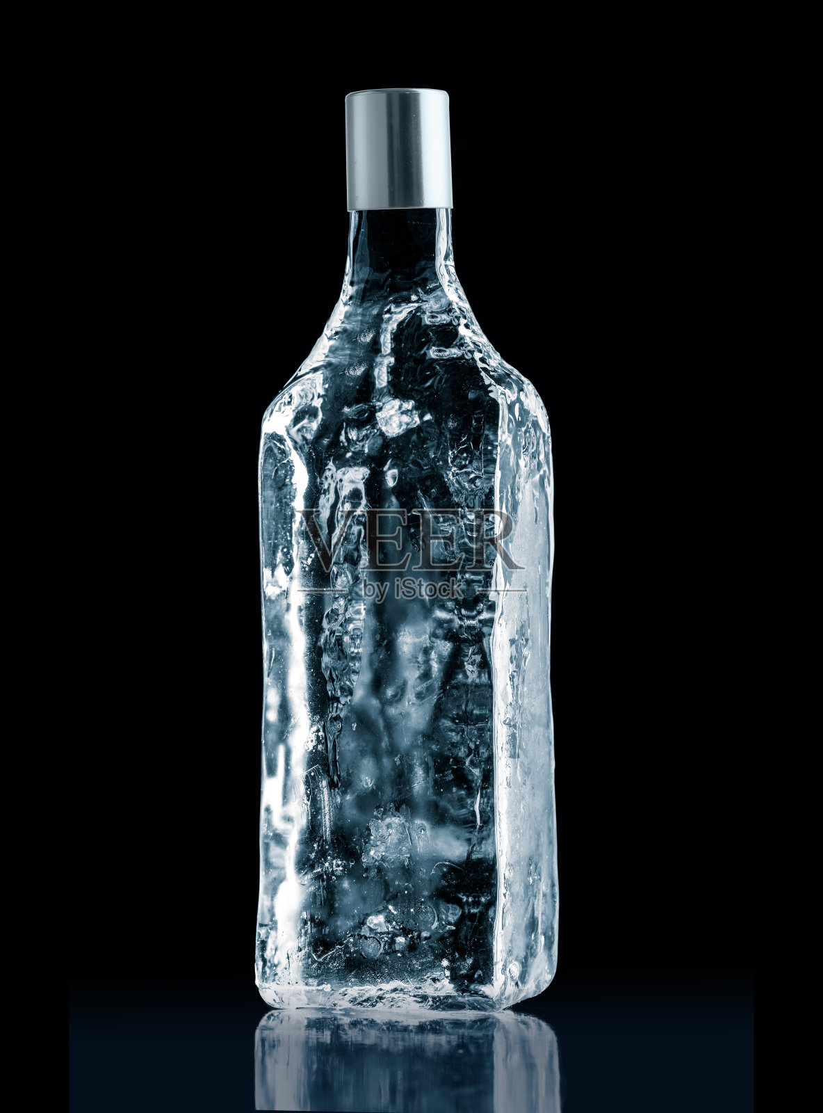 瓶子形式，由干净，透明的冰与金属封闭。纯净和新鲜的概念。照片摄影图片