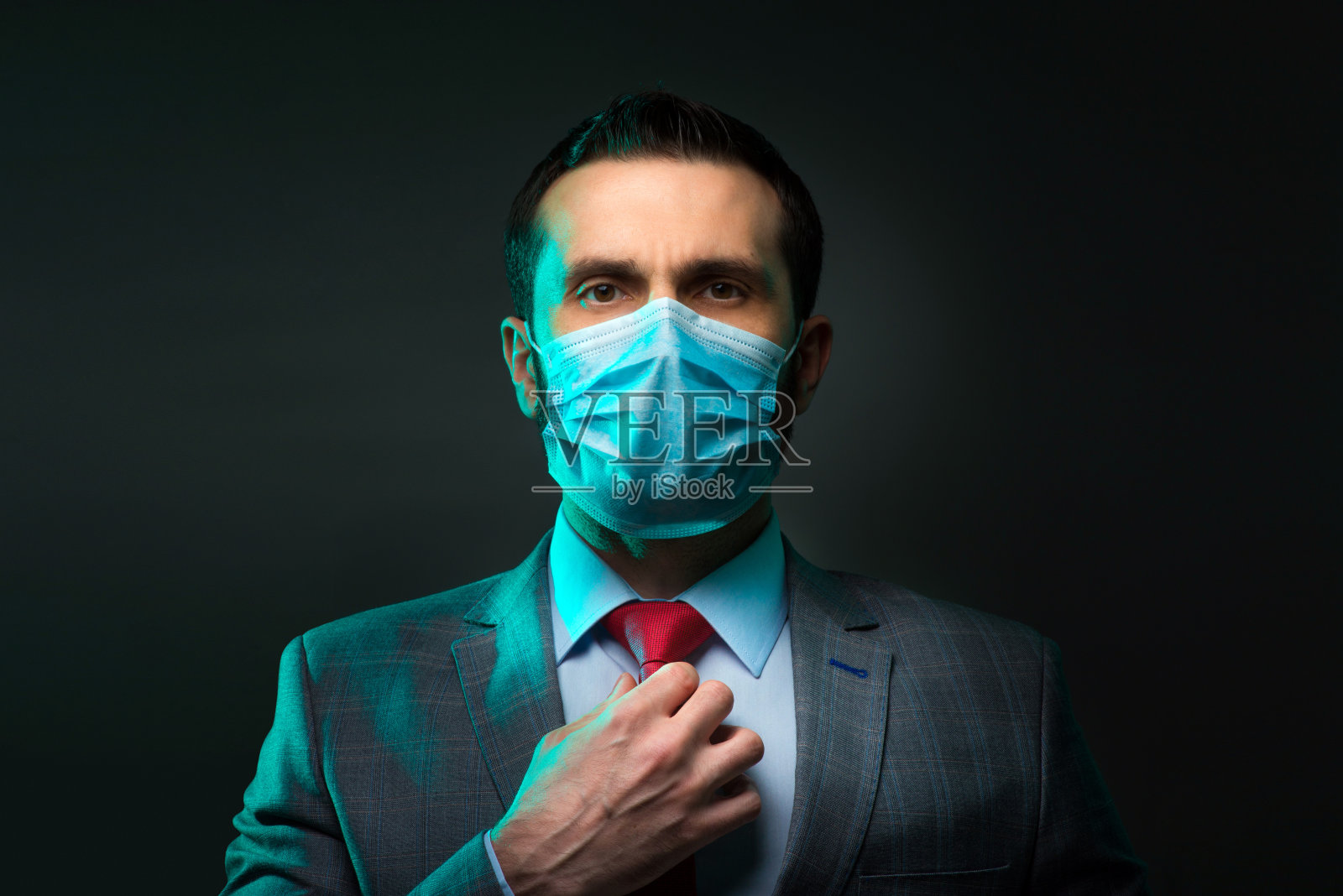 穿着工作服戴着医用面具的人照片摄影图片