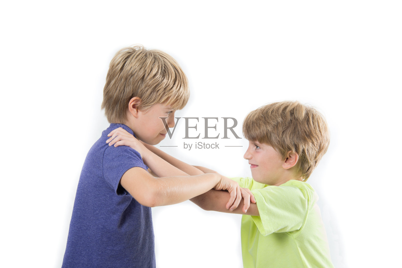 两个孩子打架，兄弟姐妹，朋友在一个白色的背景孤立地打架照片摄影图片