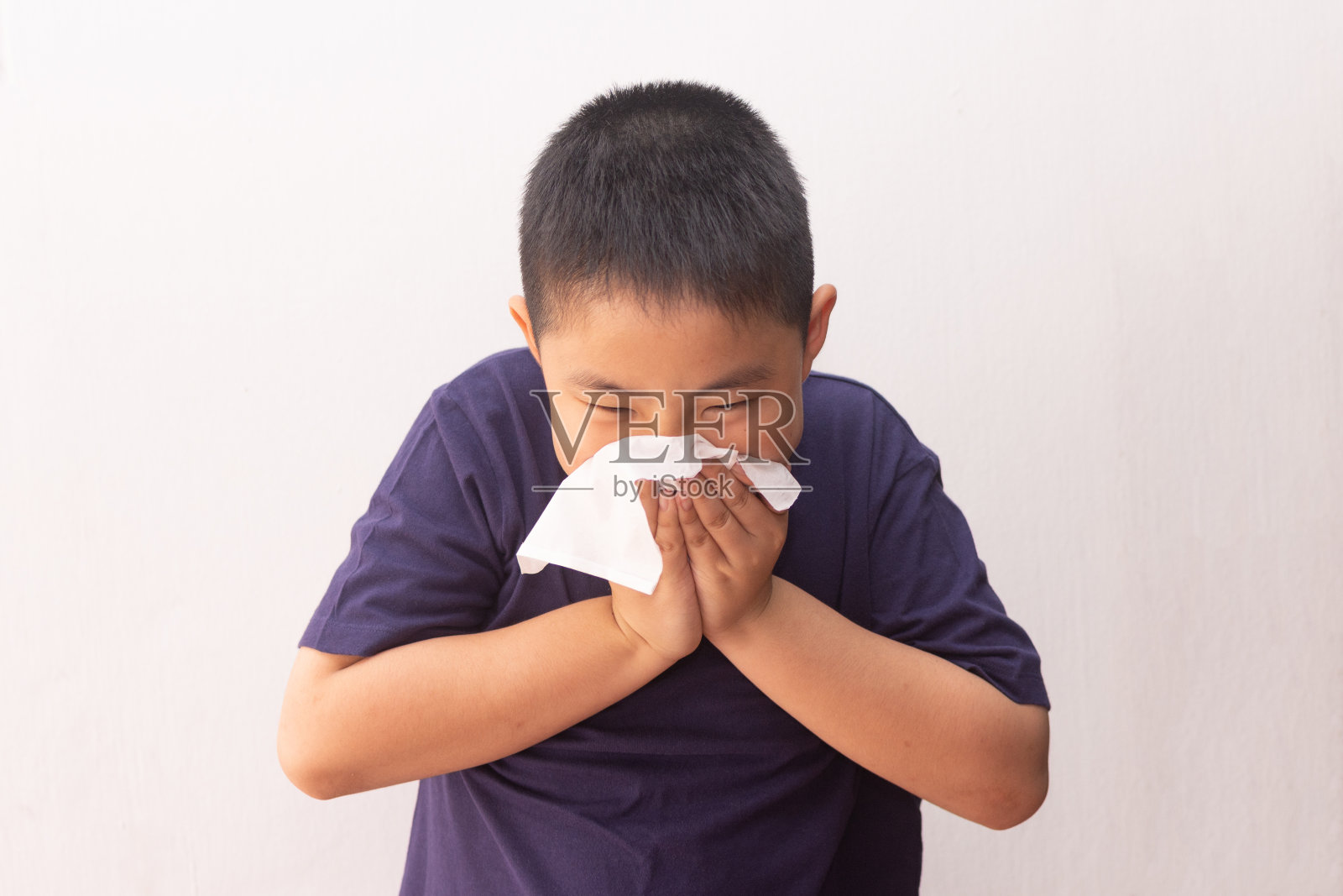 亚洲男孩感冒流感疾病组织擤鼻涕照片摄影图片