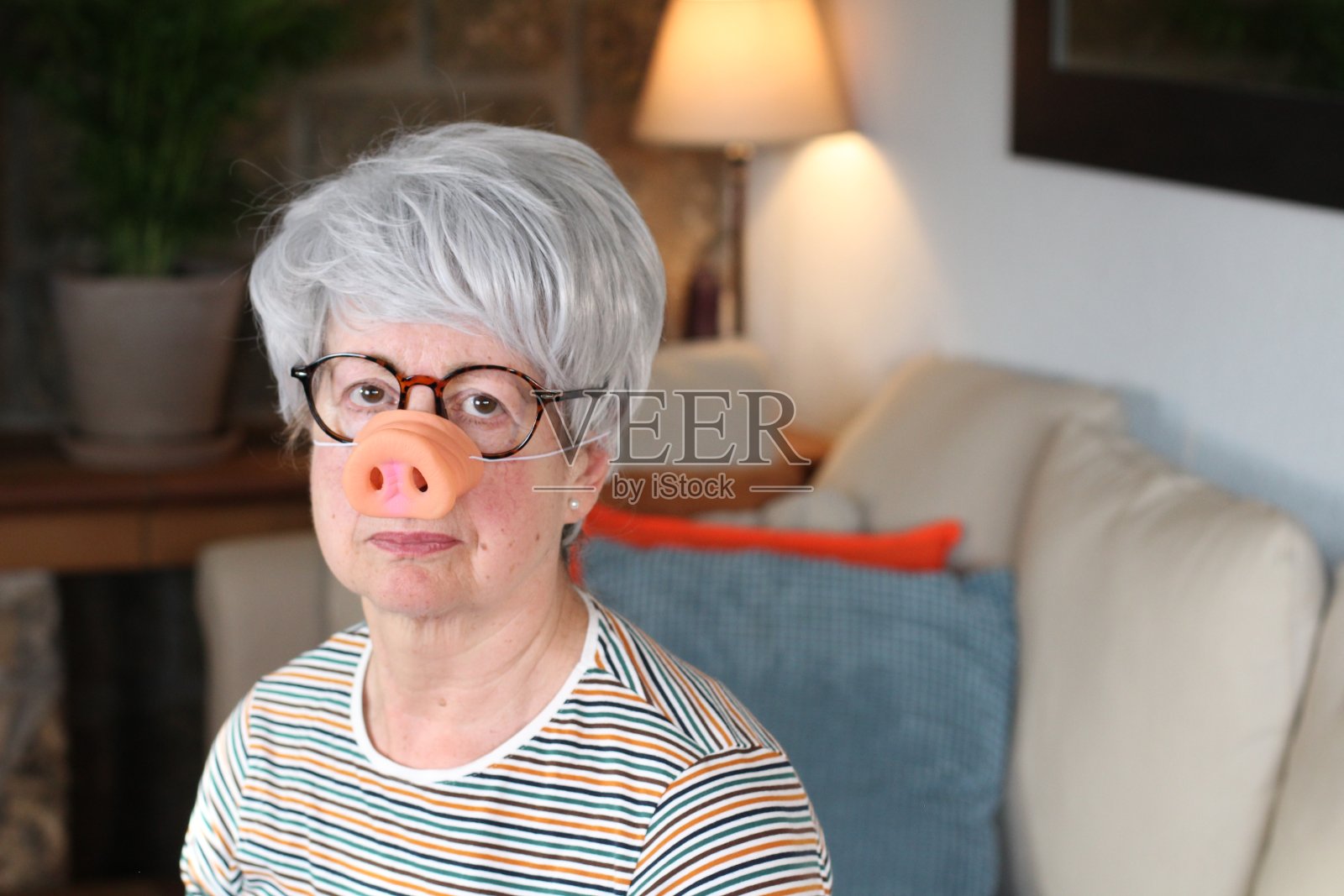 长着猪鼻子的老妇人照片摄影图片