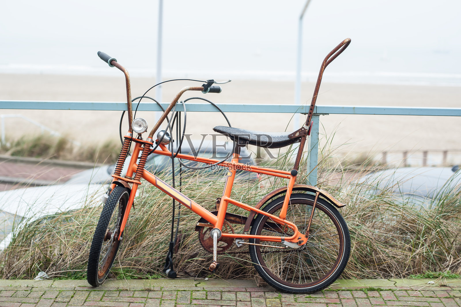 古老的荷兰经典香蕉座椅自行车老式自行车在公共场合照片摄影图片