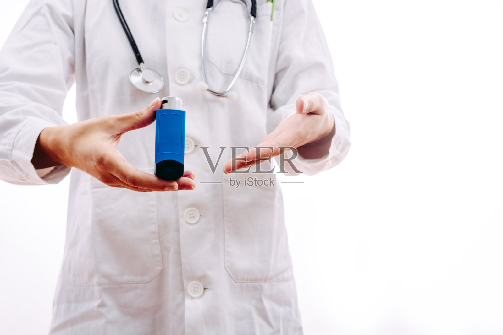 医生开治疗呼吸系统疾病的药物照片摄影图片