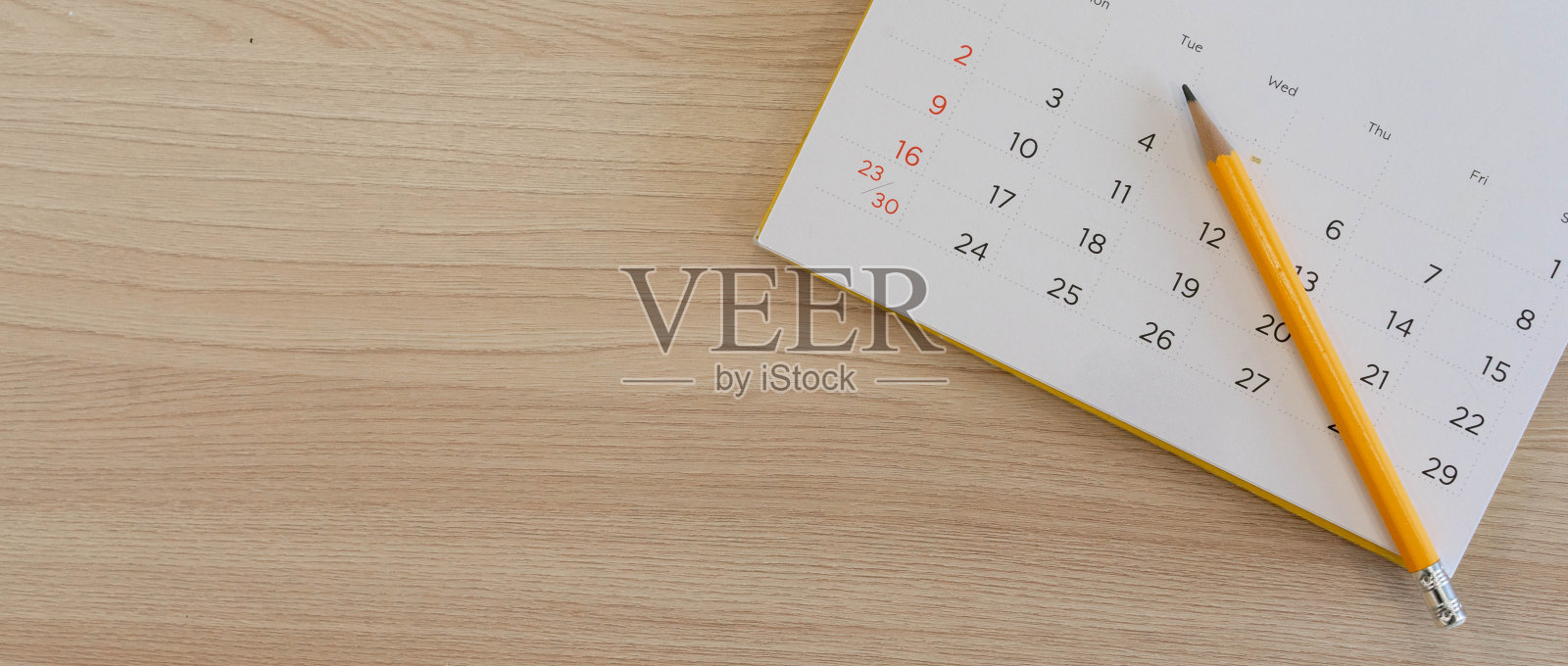 近距离查看白色日历2020与黄色铅笔和月时间表，以作出预约会议或管理时间表，每天躺在木桌背景规划工作和生活照片摄影图片