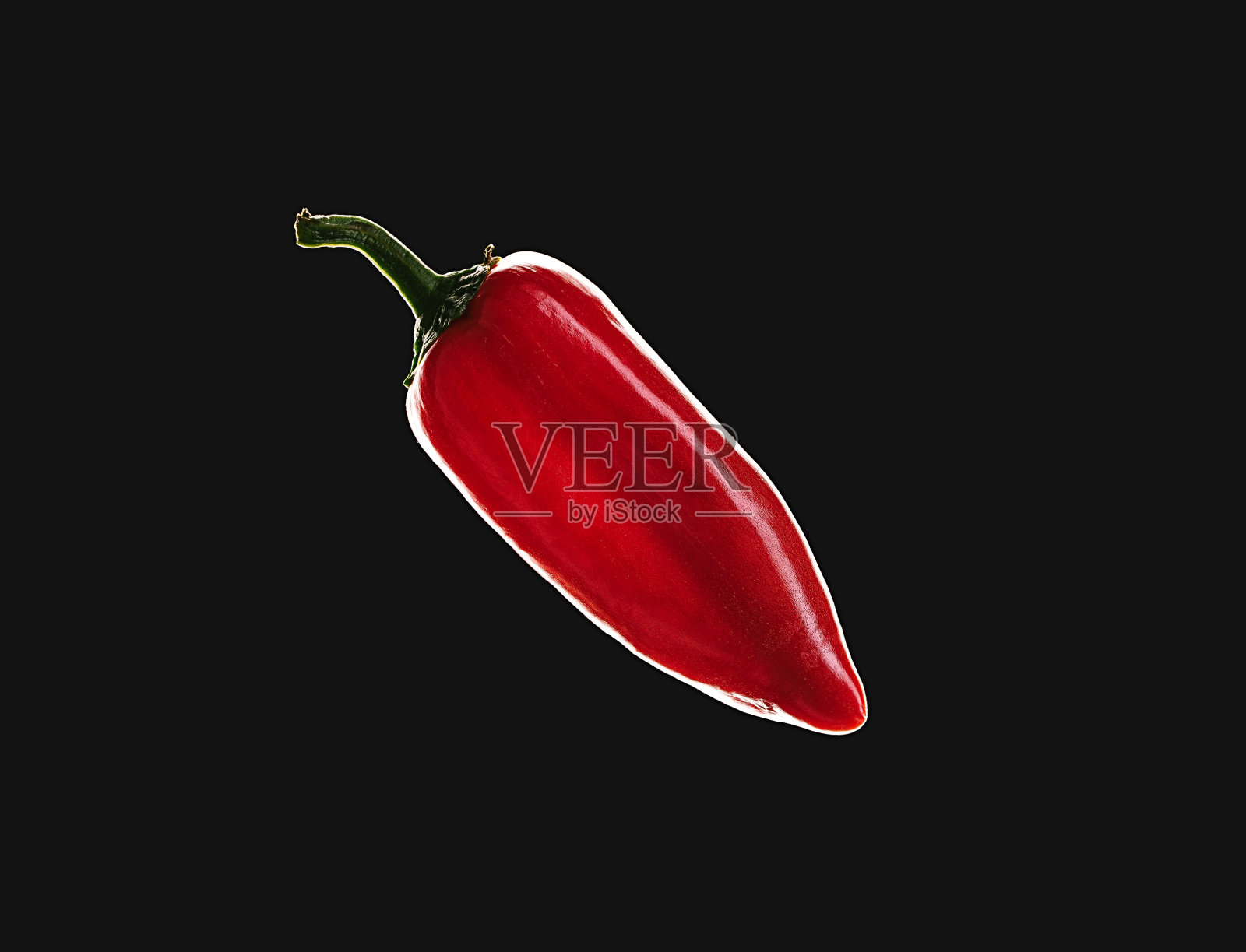 在黑色背景下分离的红辣椒宏。黑暗和情绪化的食物概念照片摄影图片