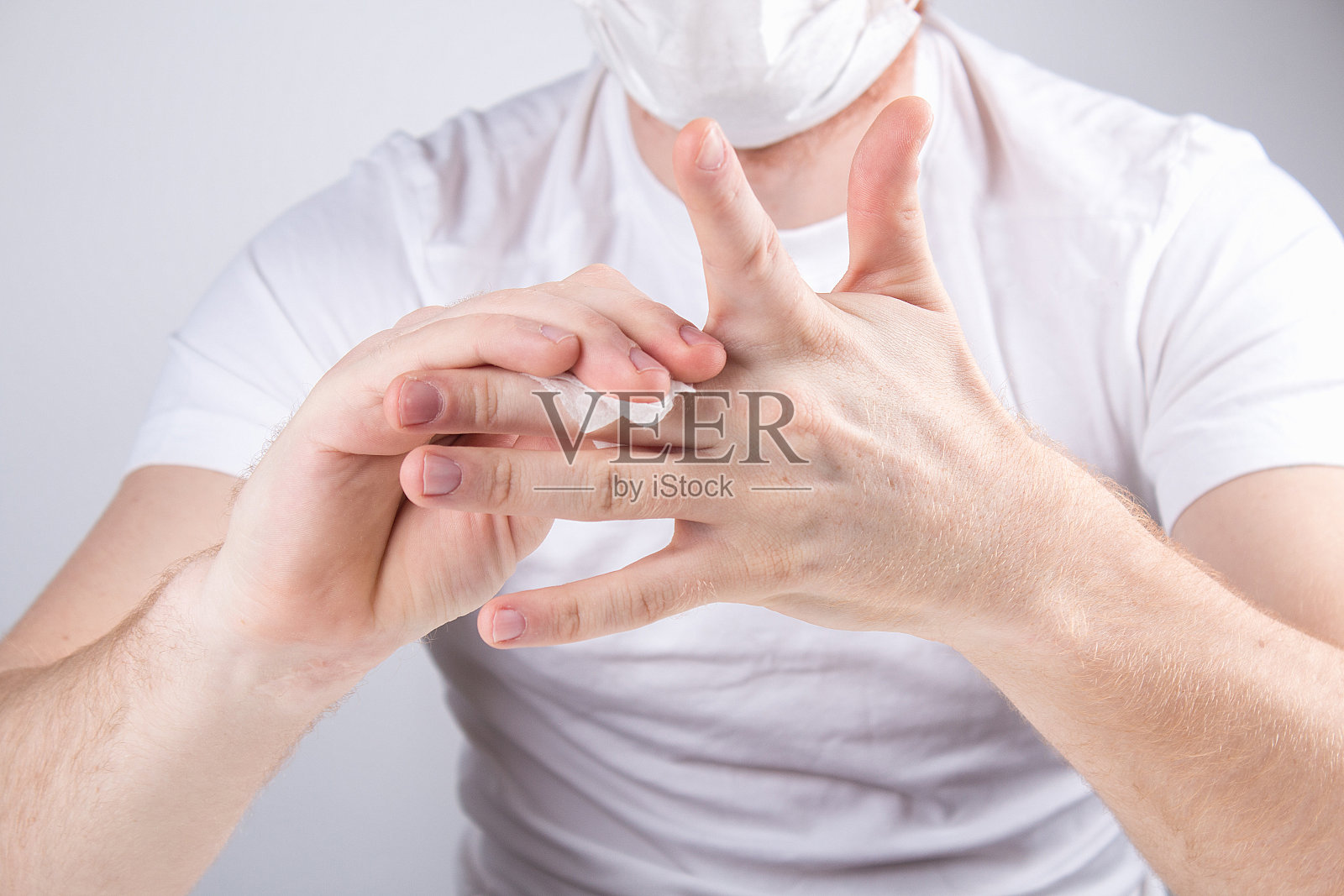 一个男人用抗菌湿纸巾清洗他的手。病毒保护。照片摄影图片