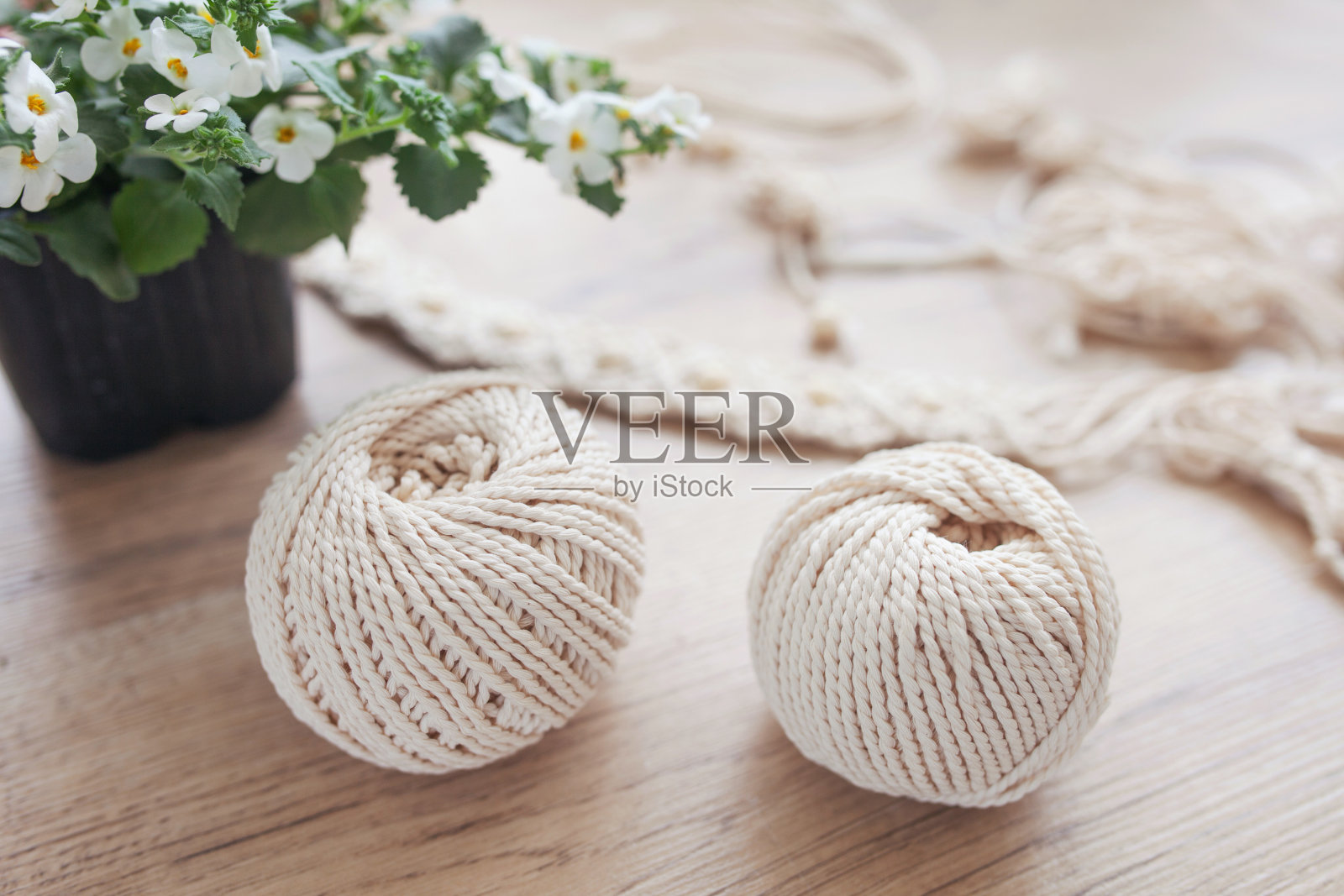 手工流苏编织和棉线在乡村木棍。波西米亚的形象适用于流苏和手工艺品、横幅和广告照片摄影图片