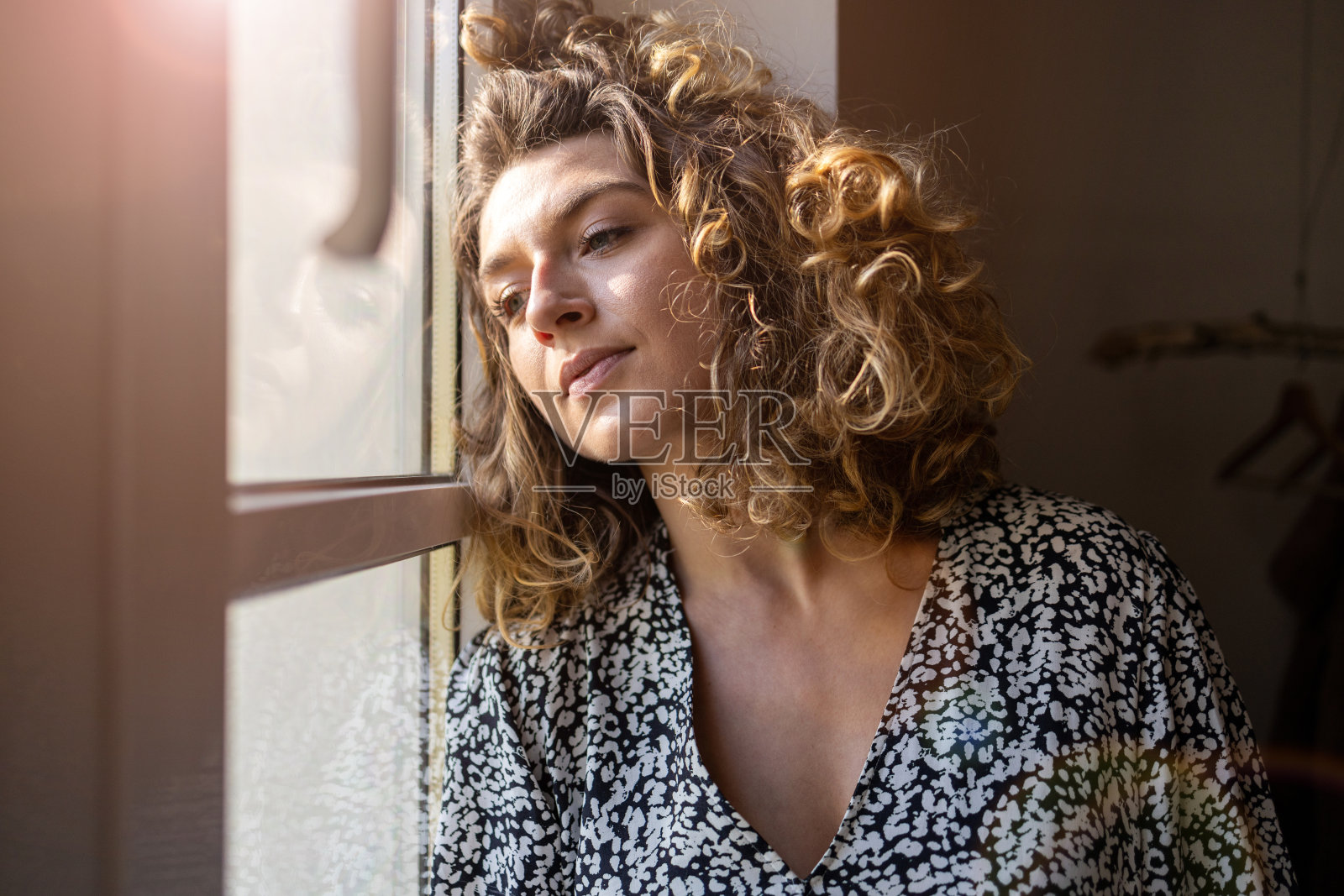 窗前沉思的女人照片摄影图片