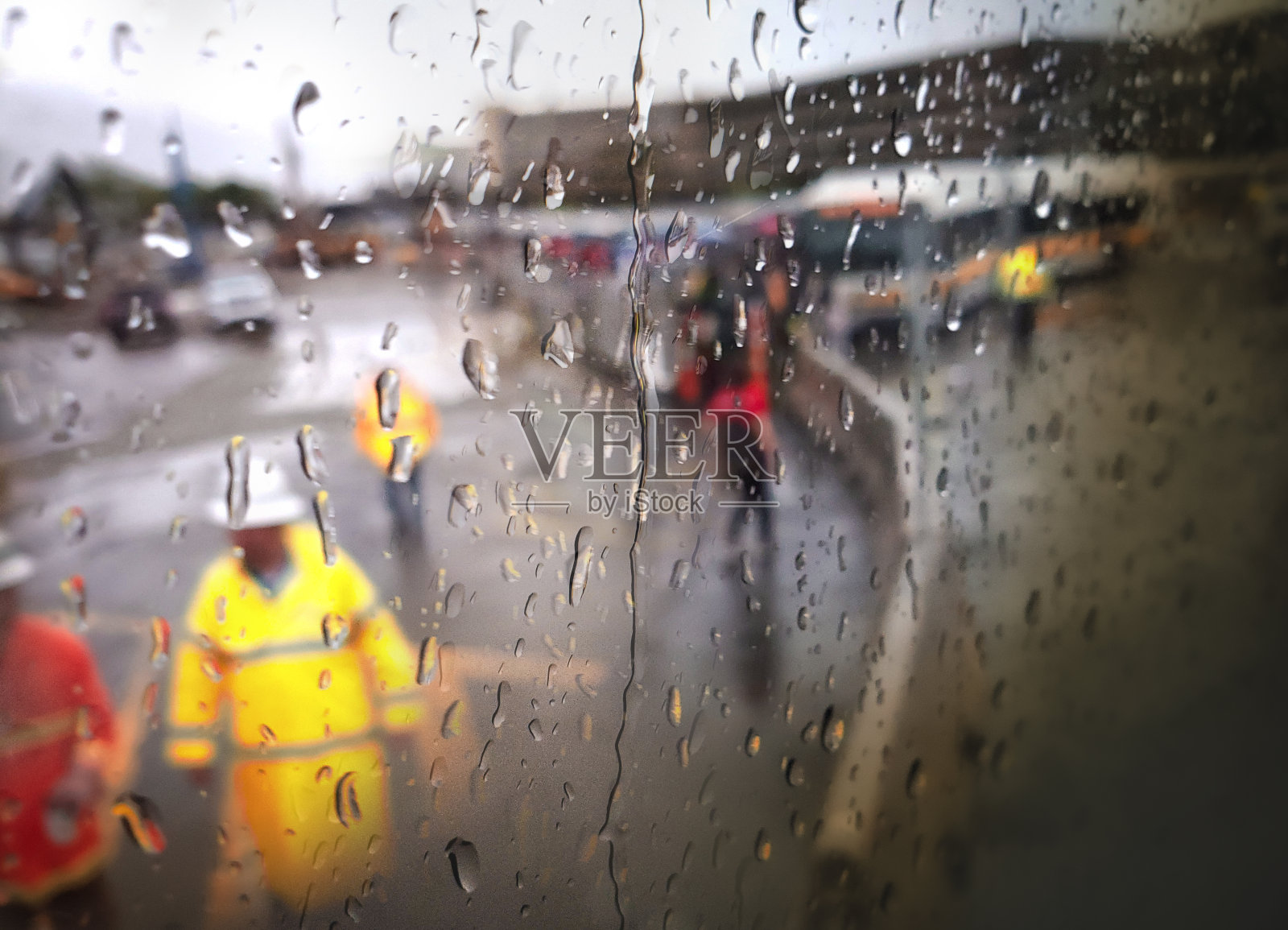 雨落在城市的公共汽车窗玻璃上照片摄影图片