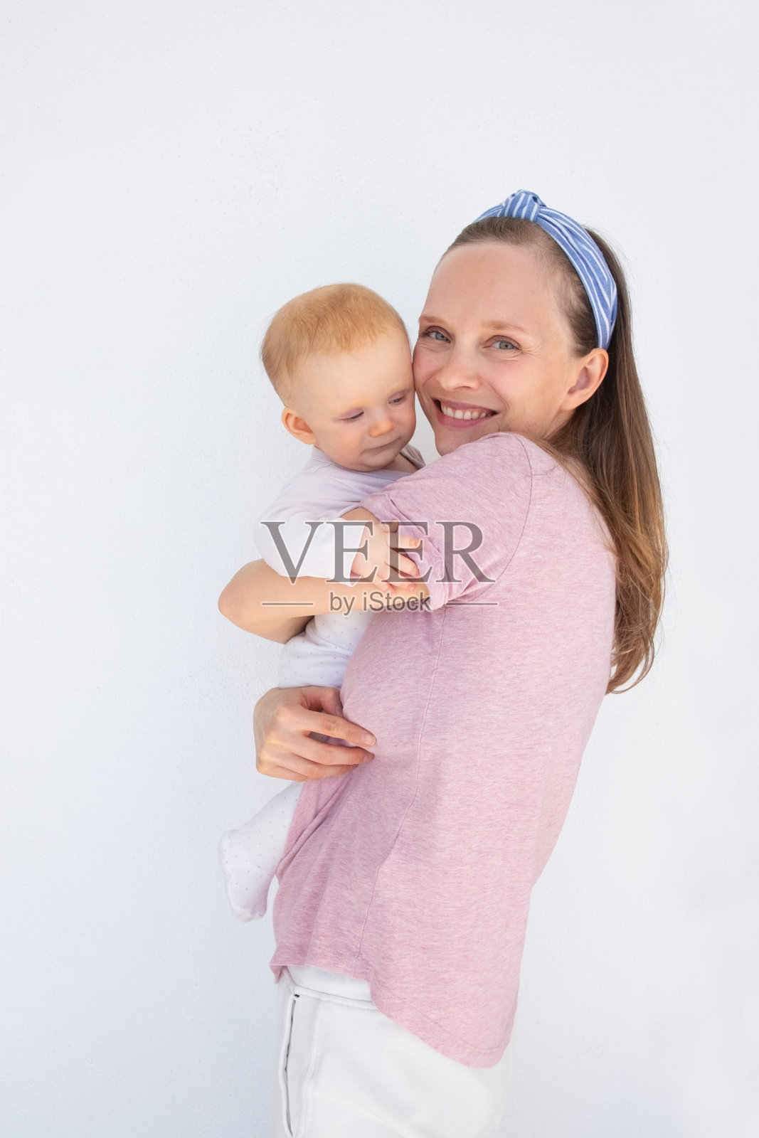 乐观积极的年轻妈妈抱着宝宝照片摄影图片