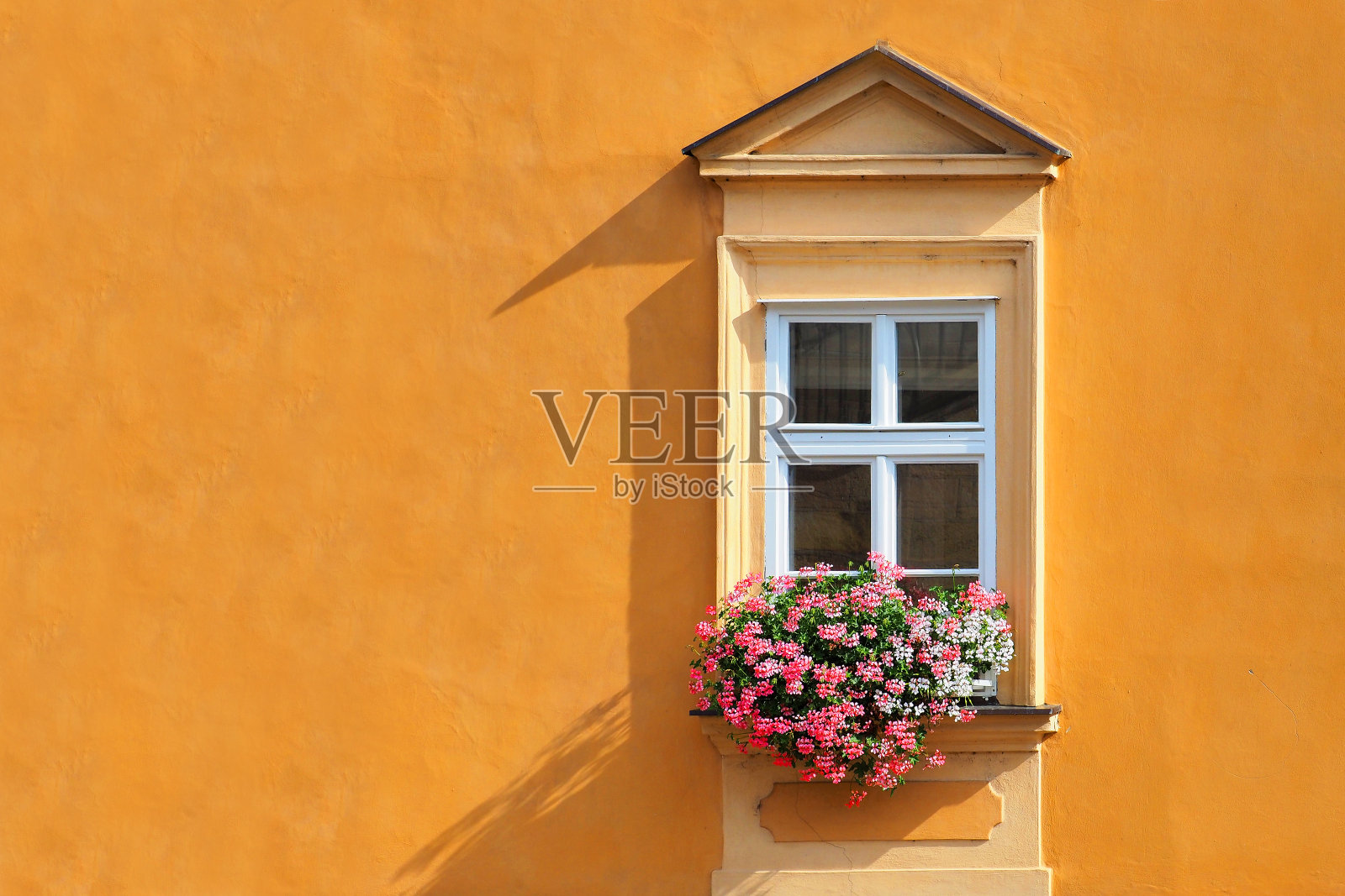 窗户和花盒，橙色的墙，影子照片摄影图片