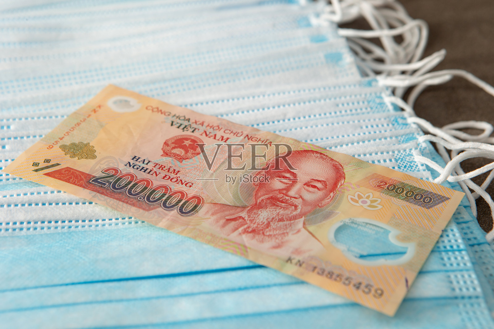 带口罩的越南货币照片摄影图片