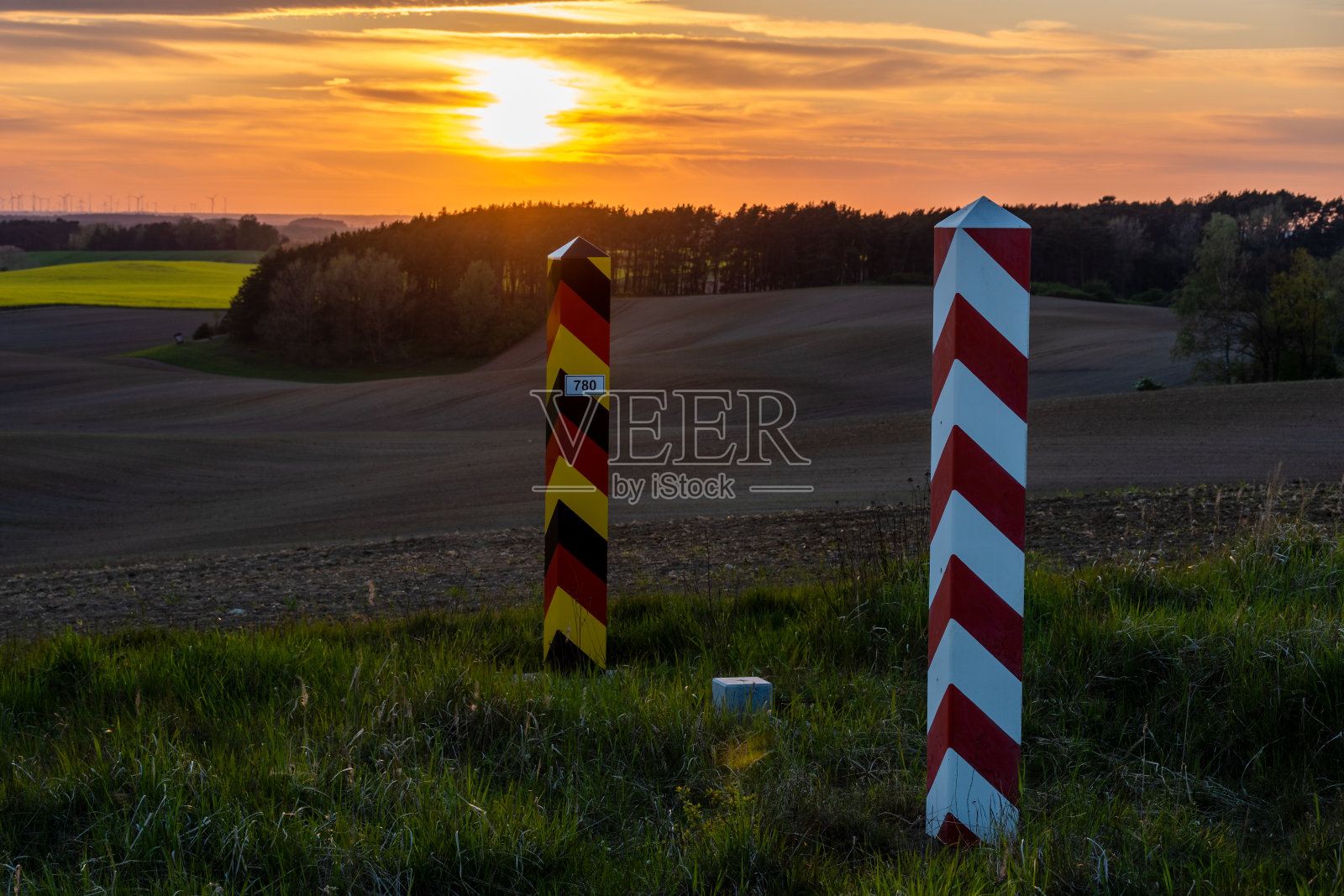 波兰和德国的国家边界。日落时分的边境哨所照片摄影图片