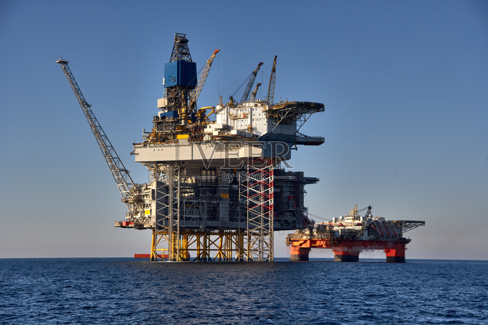 海上石油和天然气安装。照片摄影图片