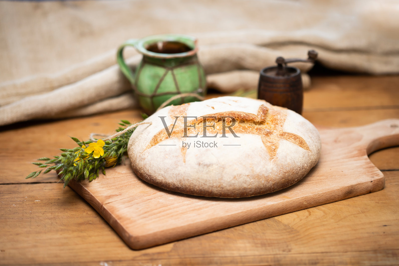 木桌上新鲜烘焙的传统面包照片摄影图片
