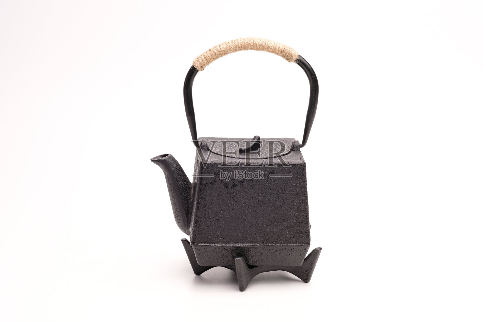 黑色金属铸铁茶壶，白色背景。照片摄影图片