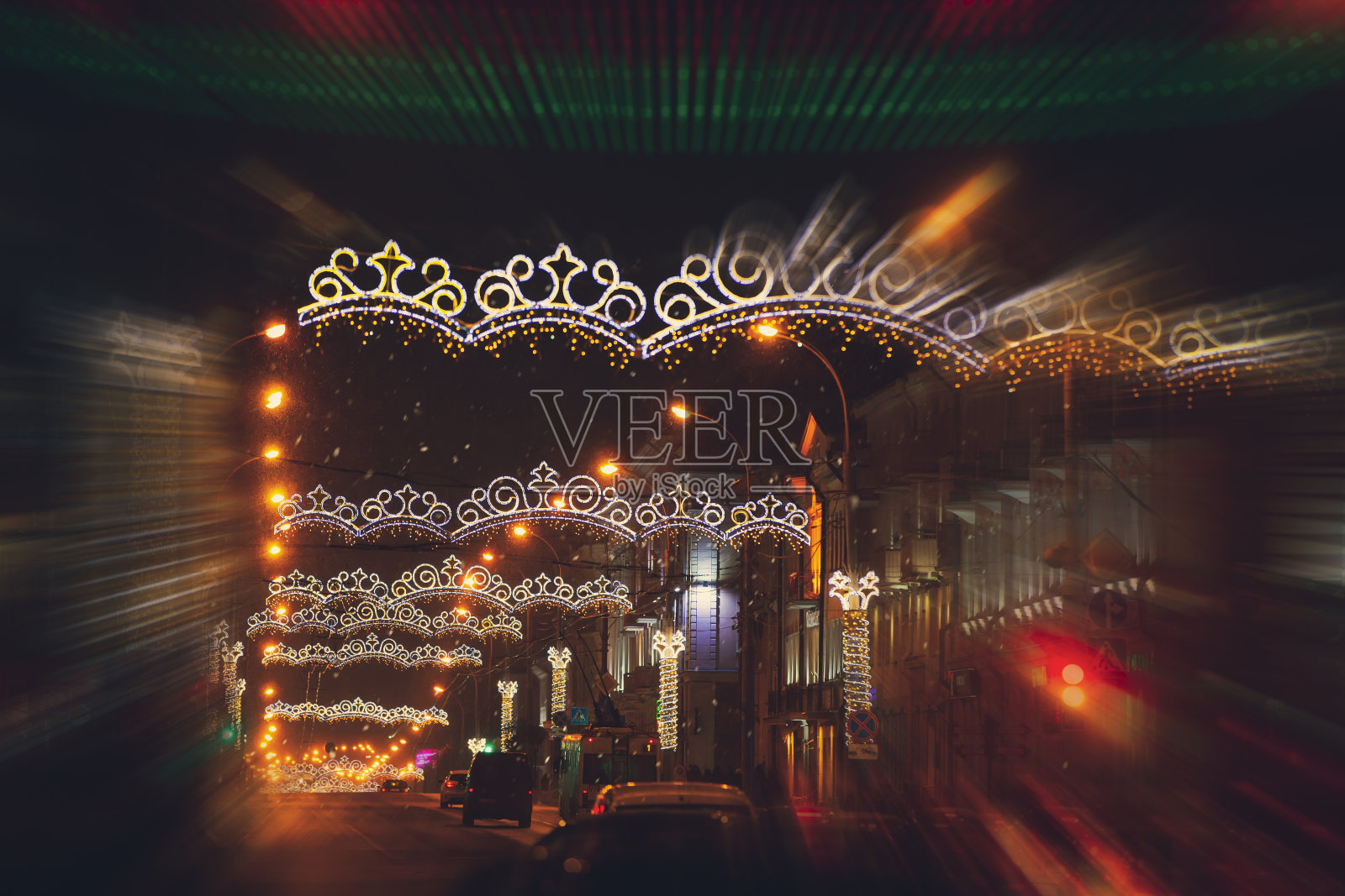 背景模糊城市圣诞照明变焦效果照片摄影图片