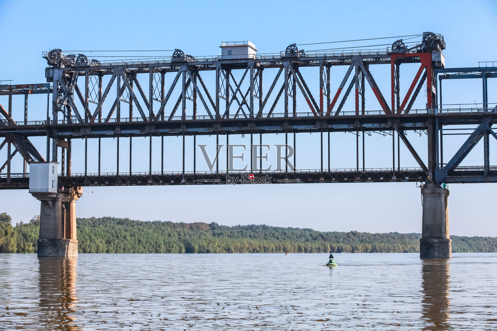 多瑙河大桥，中部。钢桁架桥照片摄影图片