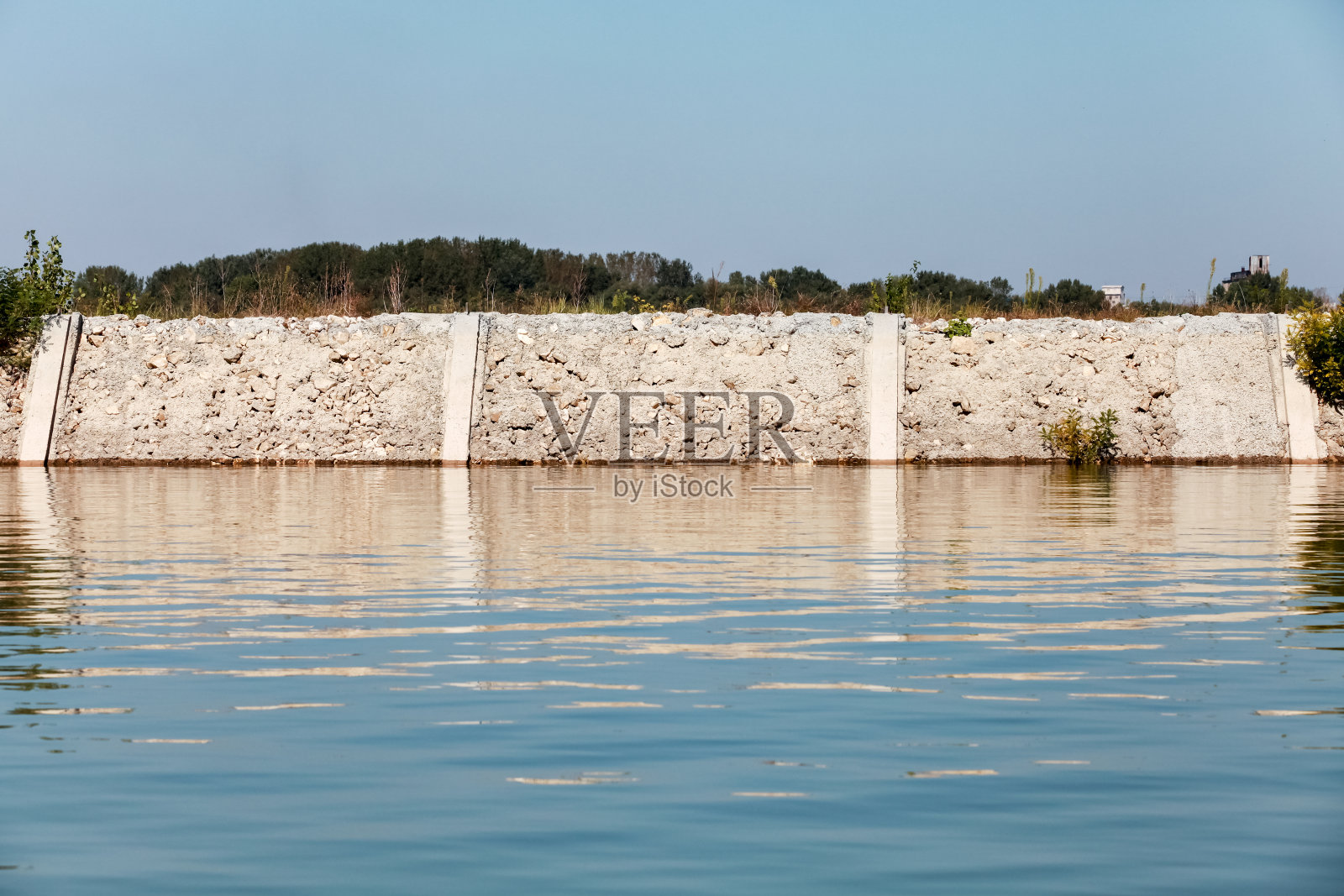 海岸防护，混凝土墙。多瑙河照片摄影图片