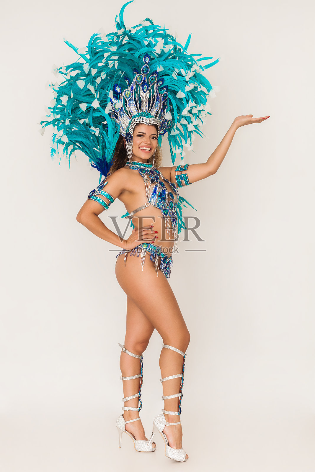 华丽的巴西桑巴舞演员穿着蓝色的传统服装照片摄影图片