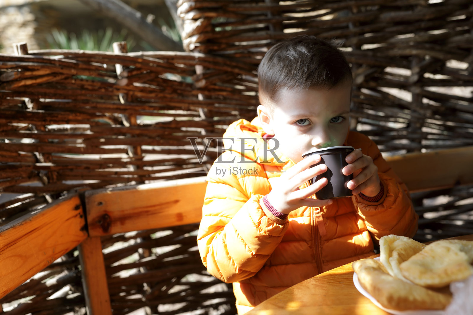 孩子在咖啡厅喝茶照片摄影图片