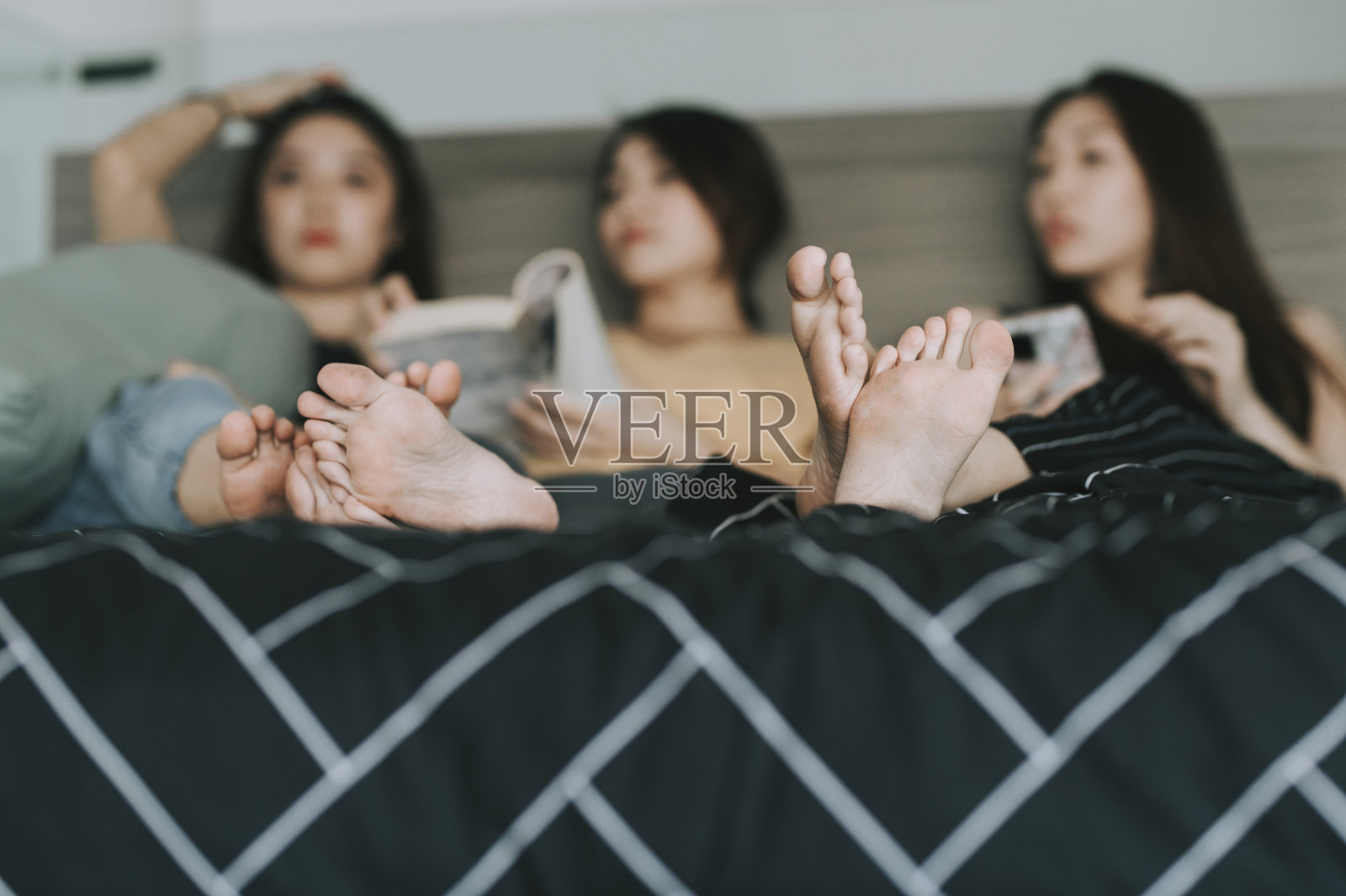 3个亚洲中国美丽的女人一起在家里的公寓周末躺在床上照片摄影图片
