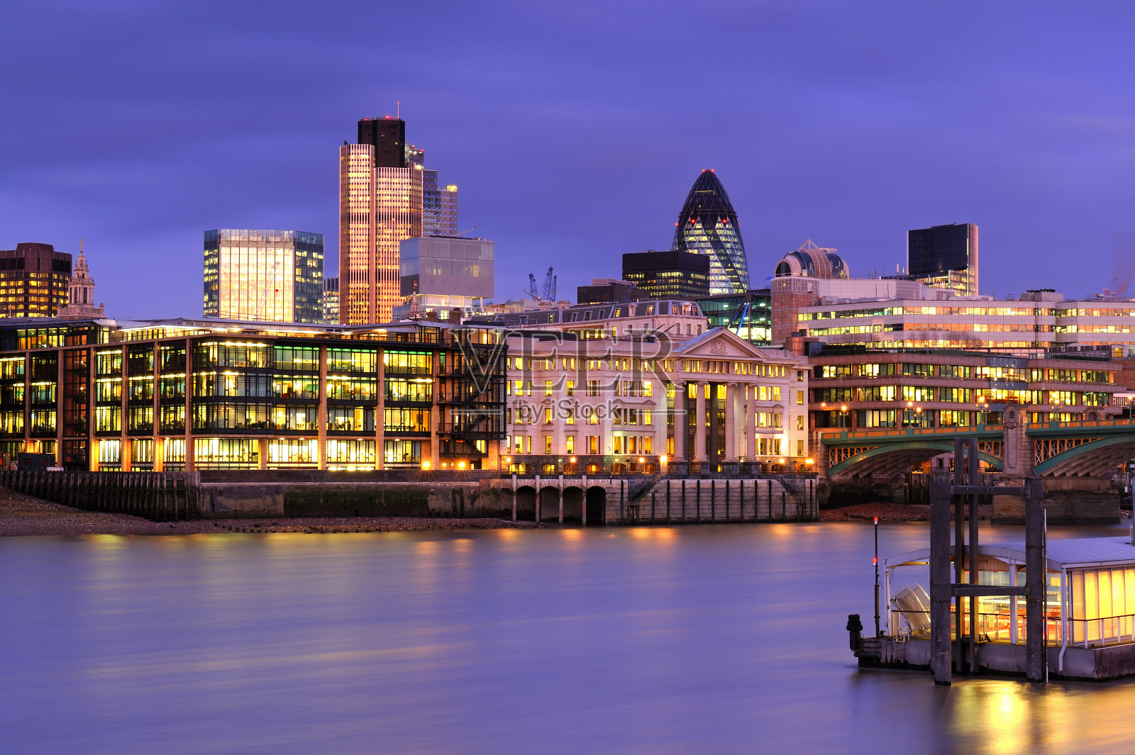 伦敦城市景观，泰晤士河，英格兰，英国照片摄影图片