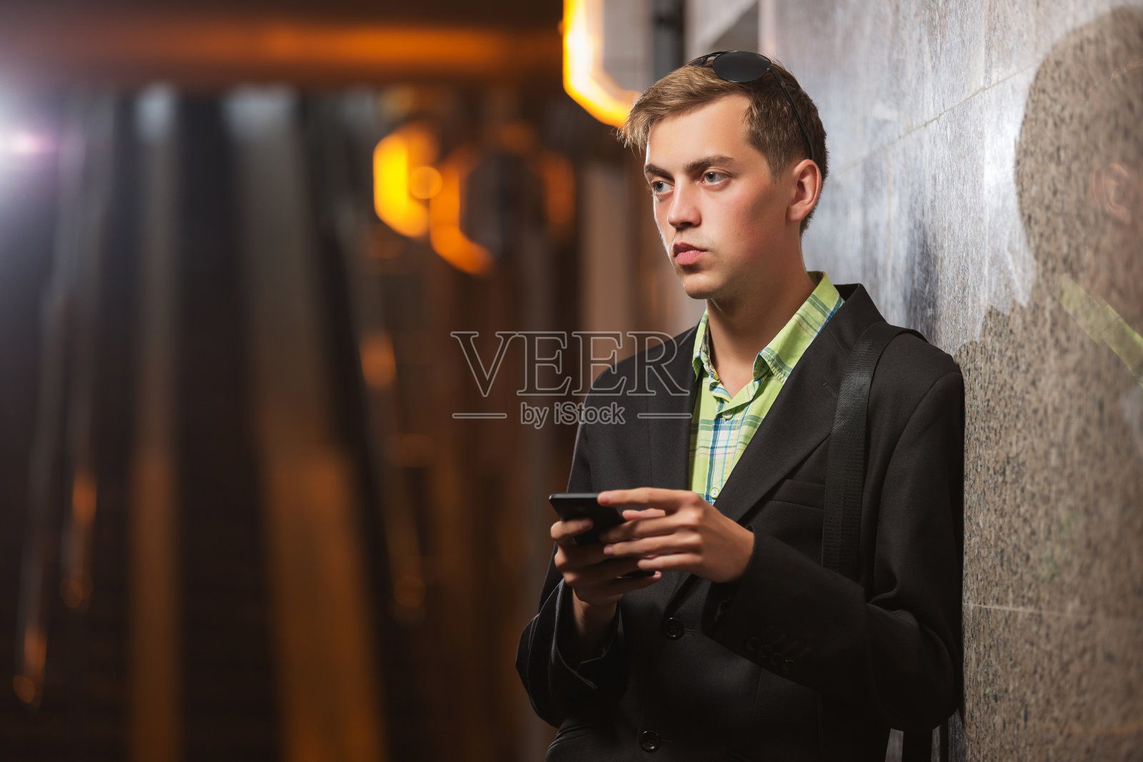 年轻英俊的商人在黑色西装使用智能手机照片摄影图片
