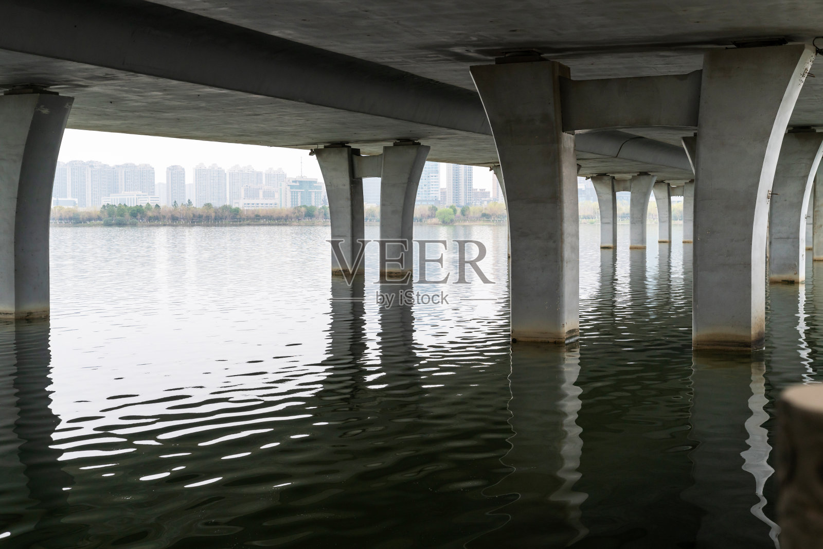 海上大桥的底部镜头照片摄影图片