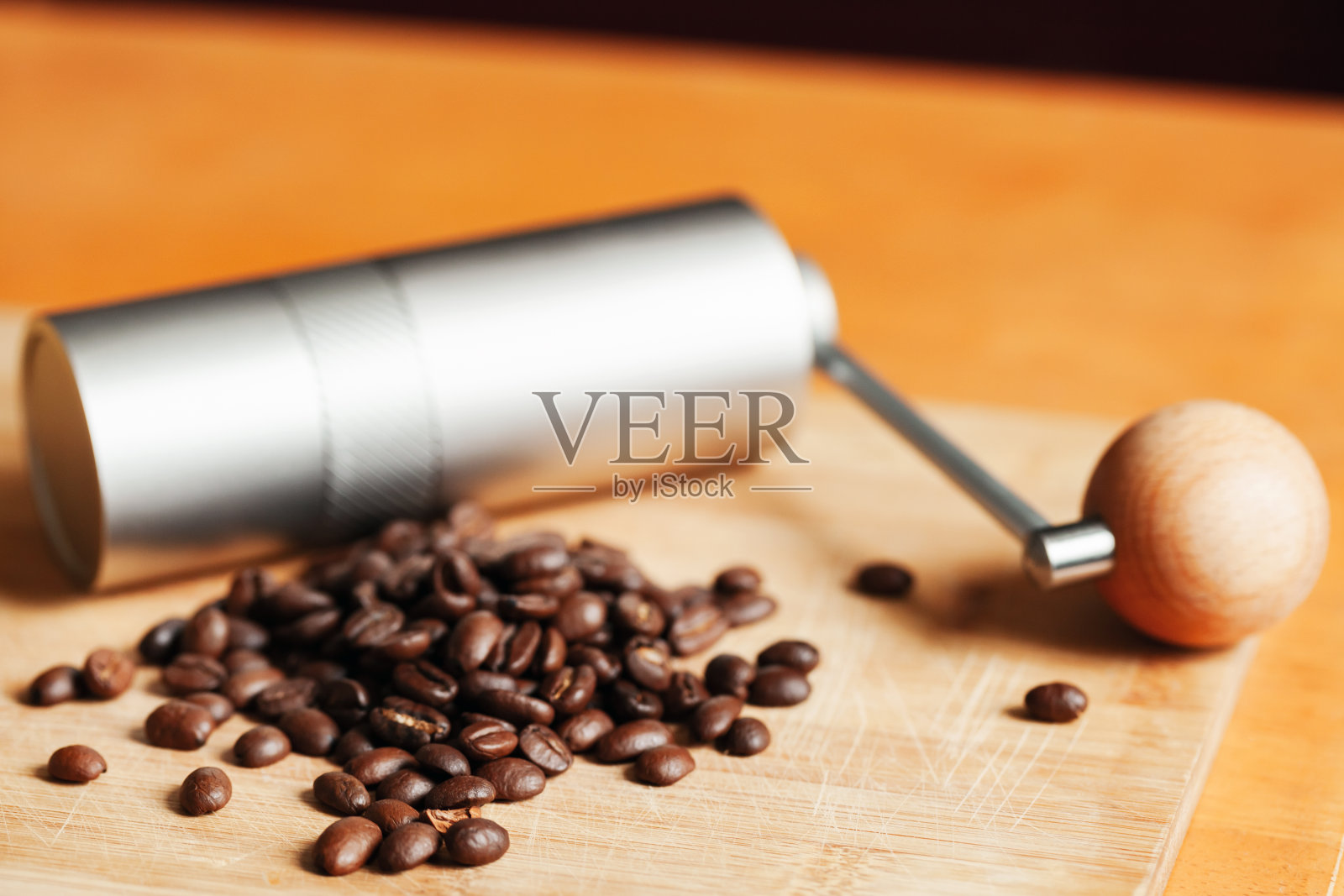 闪亮的现代手工咖啡研磨机和咖啡豆照片摄影图片