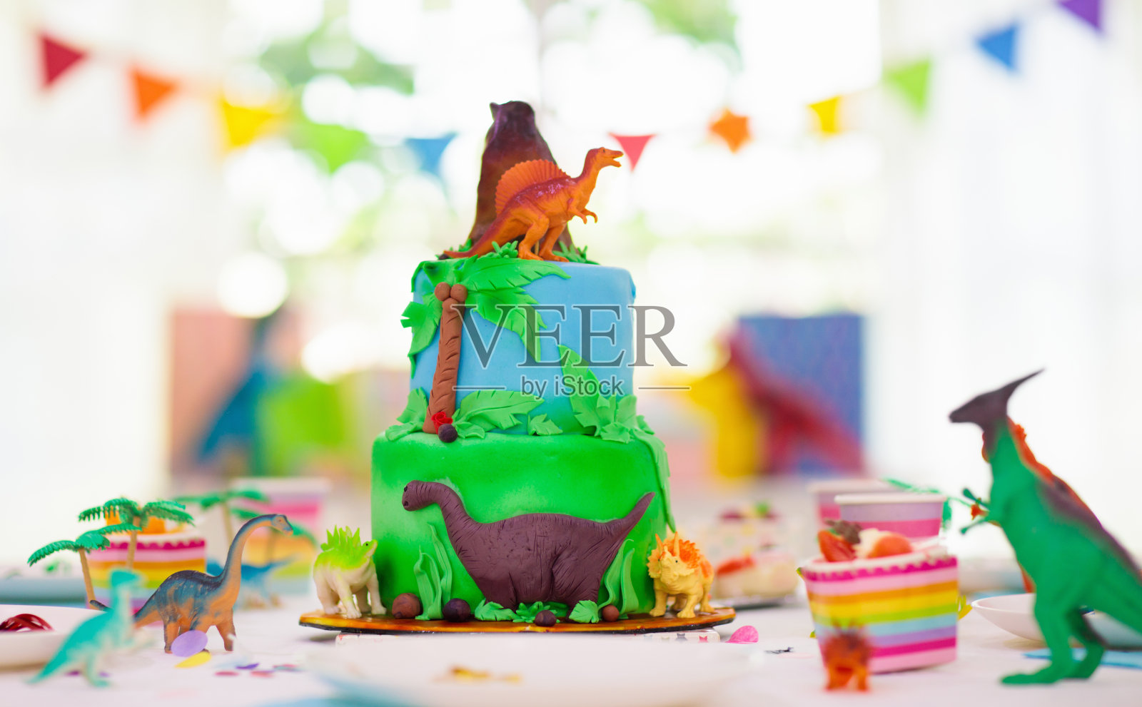 孩子的生日聚会。恐龙主题蛋糕。照片摄影图片