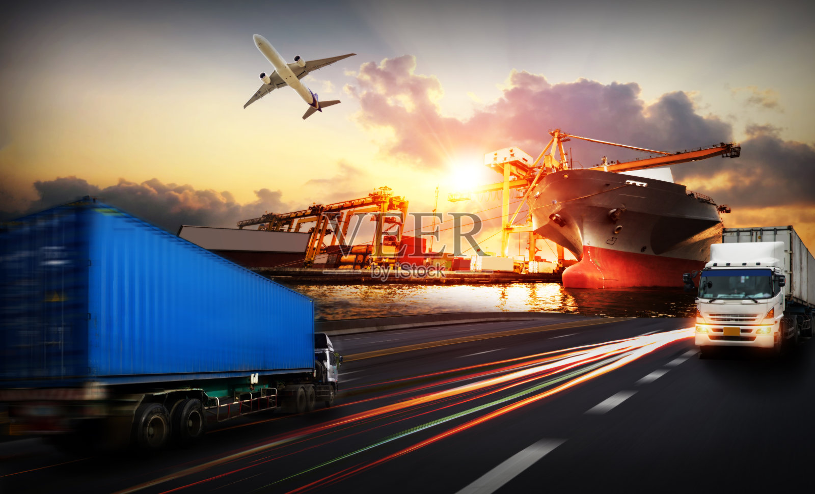 集装箱货车在船港为企业物流运输，集装箱货轮和货机与工作起重机桥在日出船厂，物流进出口和运输行业背景照片摄影图片