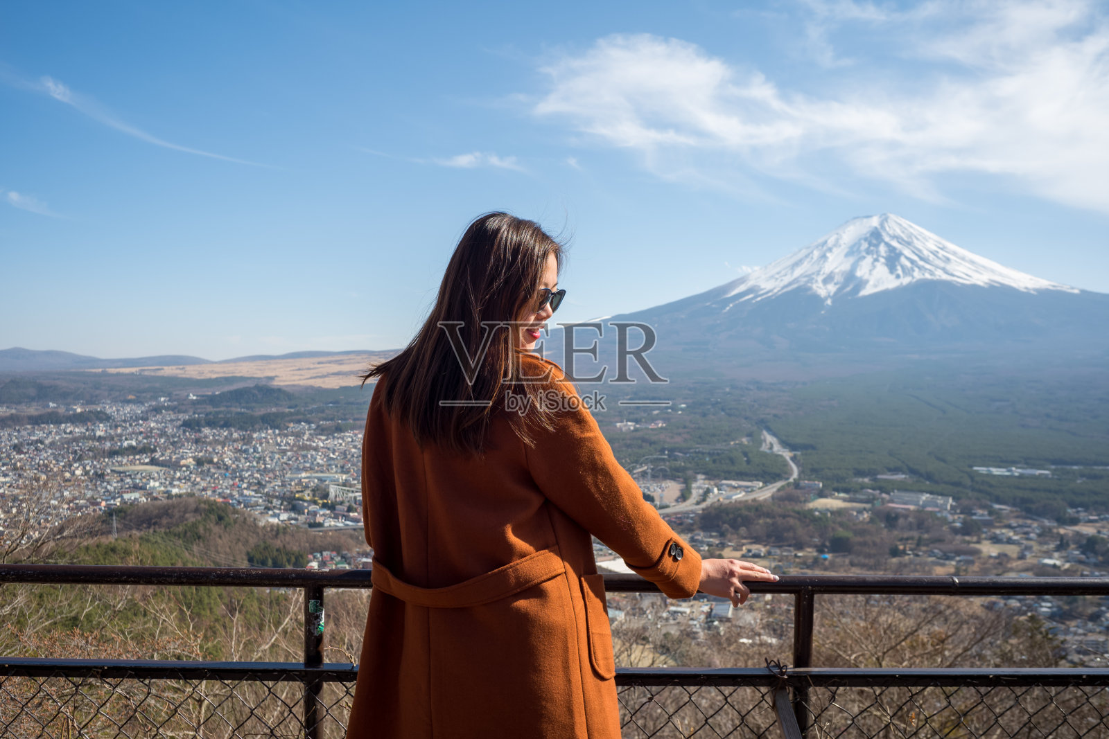 年轻的亚洲女性游客微笑在富士山的观点照片摄影图片