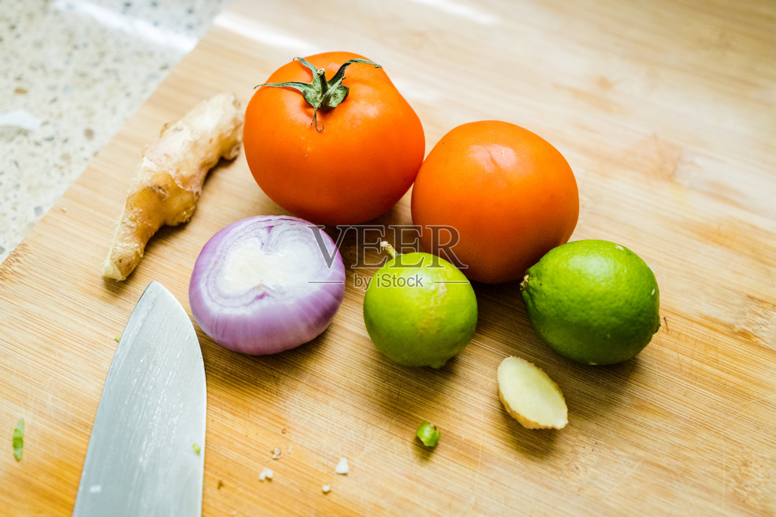 新鲜的蔬菜和锋利的刀照片摄影图片