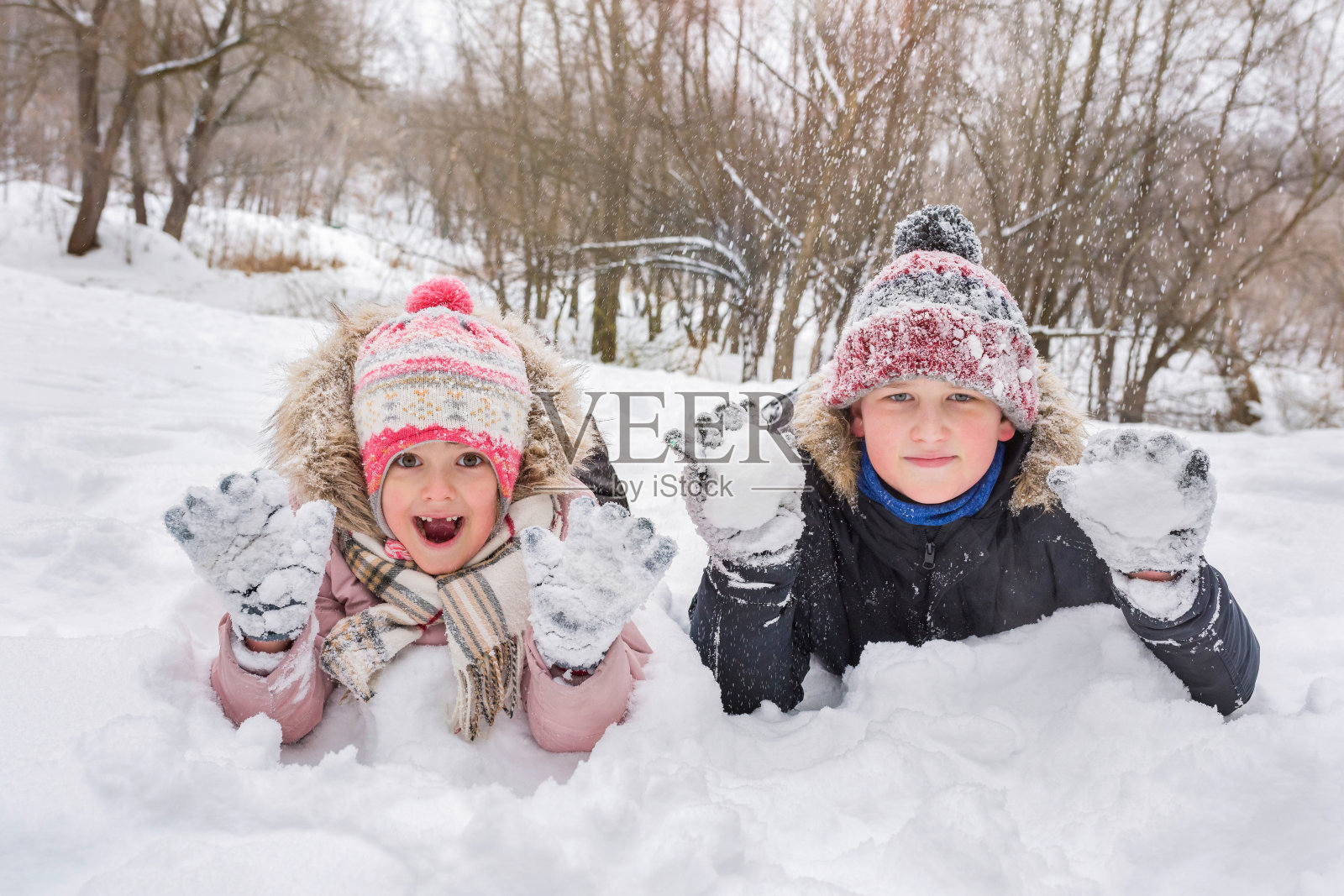 快乐的孩子们在冬天的户外玩耍。寒假放假。照片摄影图片