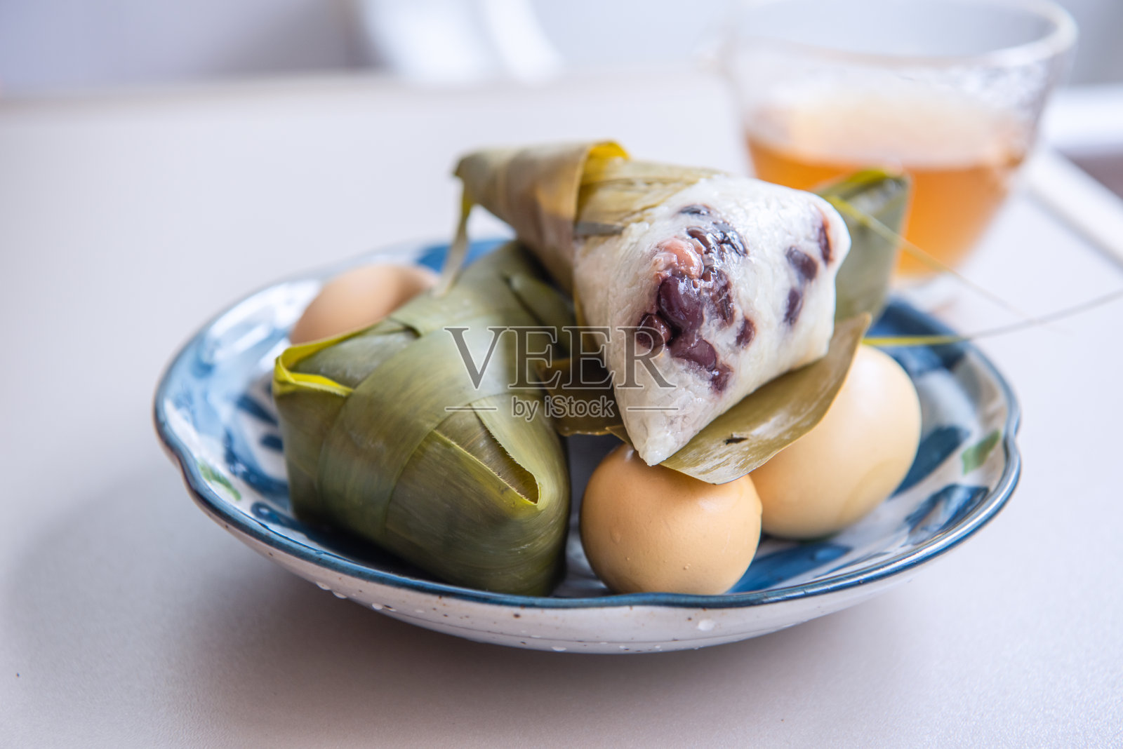 端午节吃粽子和鸡蛋照片摄影图片