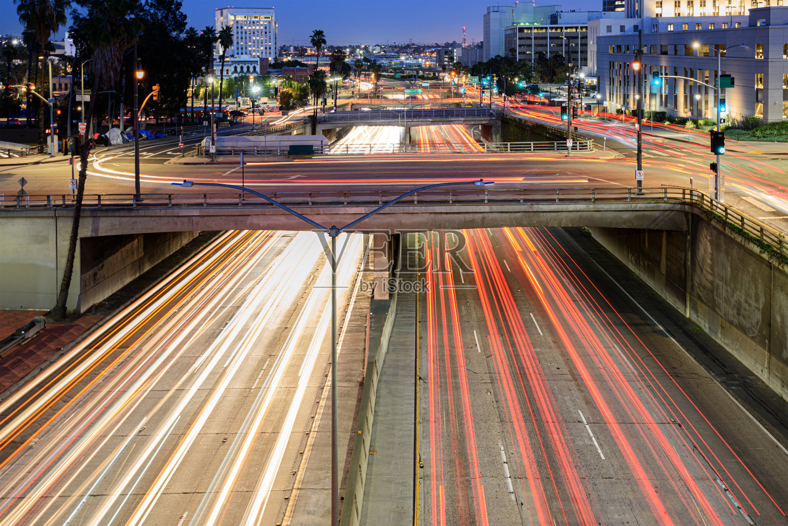 洛杉矶市区晚上的交通状况。长时间曝光的汽车灯光轨迹照片摄影图片