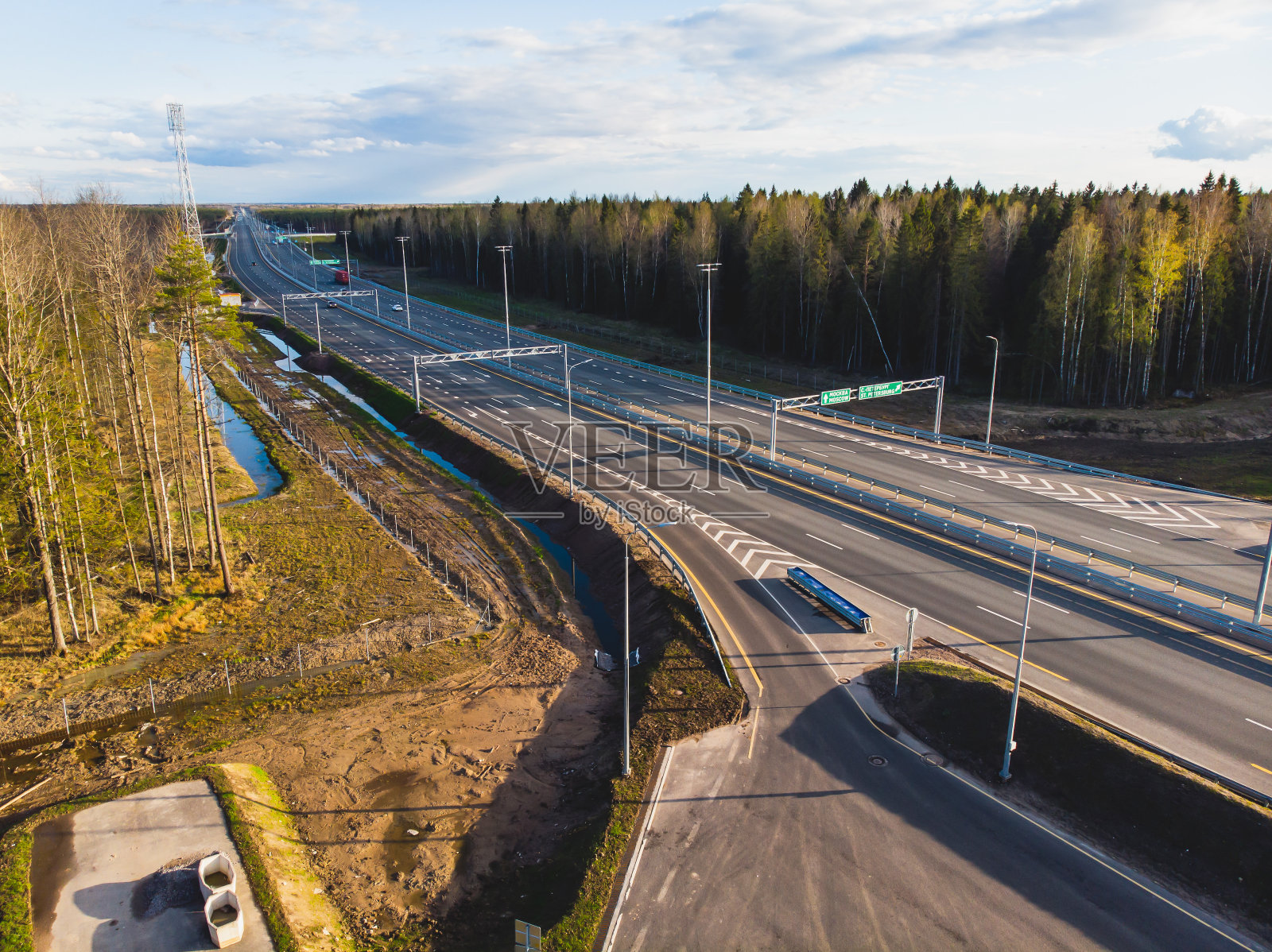 鸟瞰图莫斯科-圣彼得堡高速公路收费公路，俄罗斯联邦高速公路在俄罗斯的欧洲部分，平行于M10高速公路，从莫斯科联邦城市到圣彼得堡。照片摄影图片