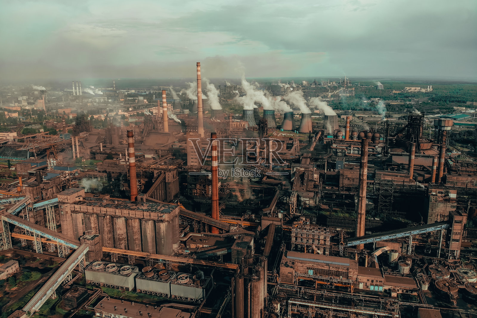 来自工厂烟囱的烟雾造成的空气污染，鸟瞰图。从无人机的角度看工业景观照片摄影图片