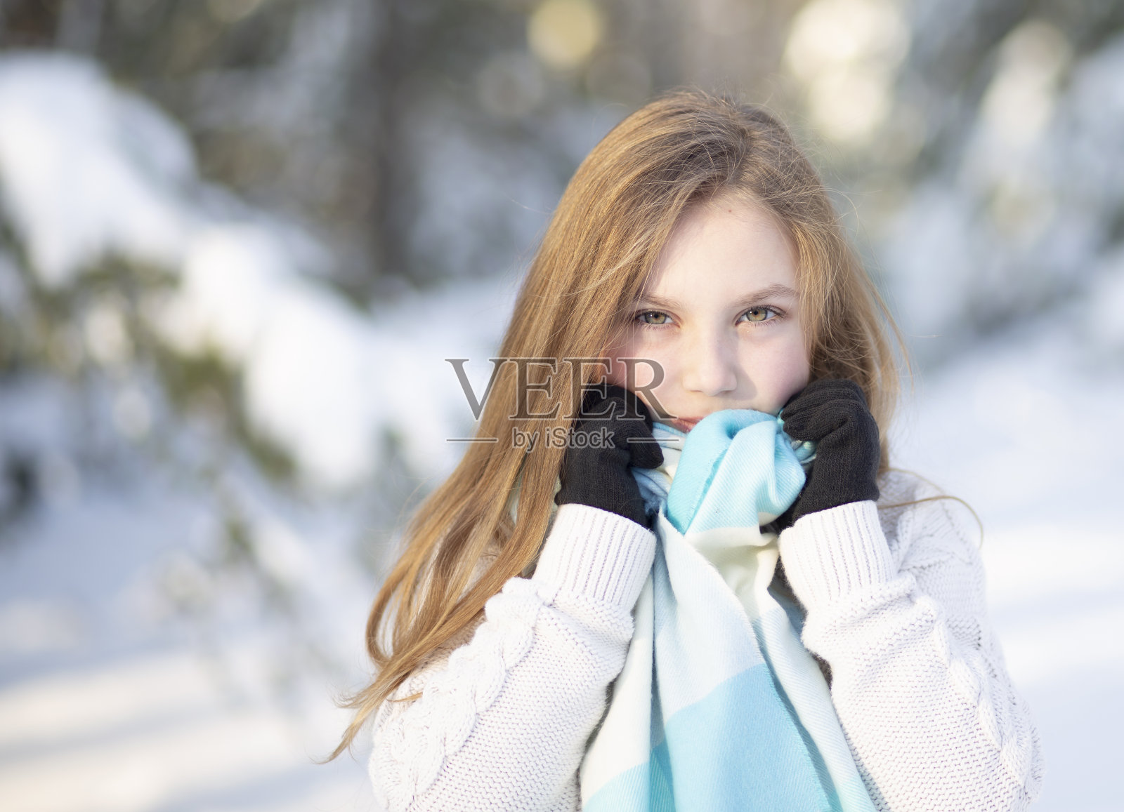 小女孩享受新鲜的雪照片摄影图片