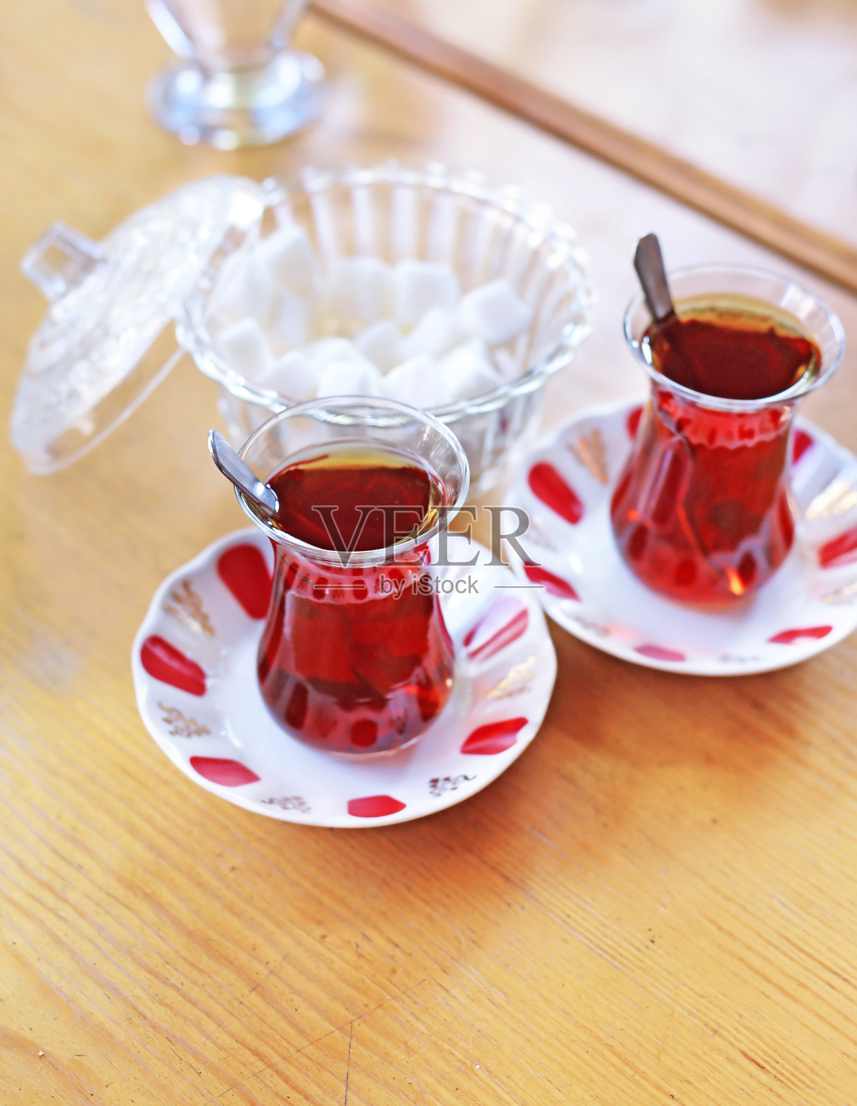传统土耳其茶，木桌上放着方糖照片摄影图片