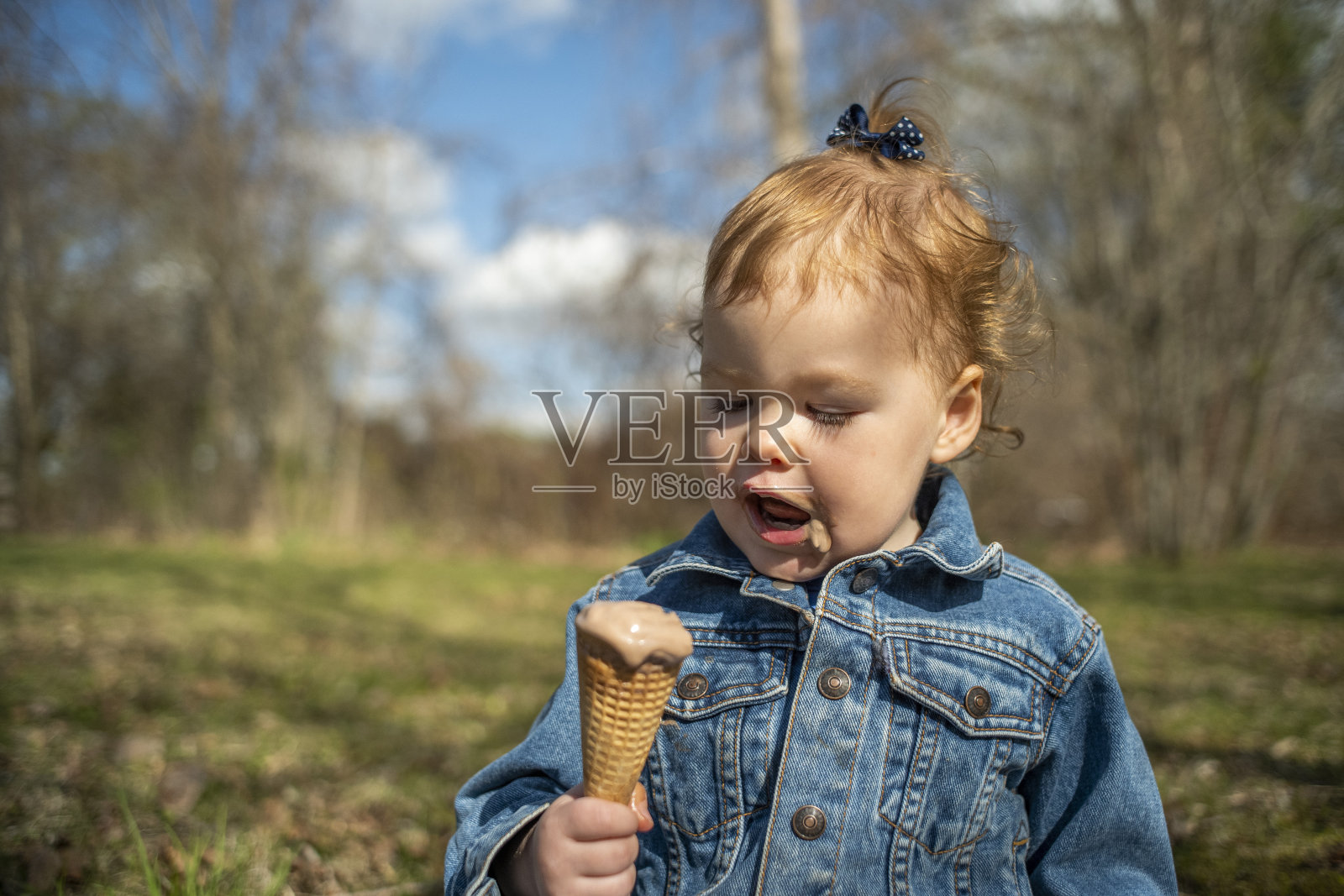 可爱的小女孩在吃冰淇淋照片摄影图片