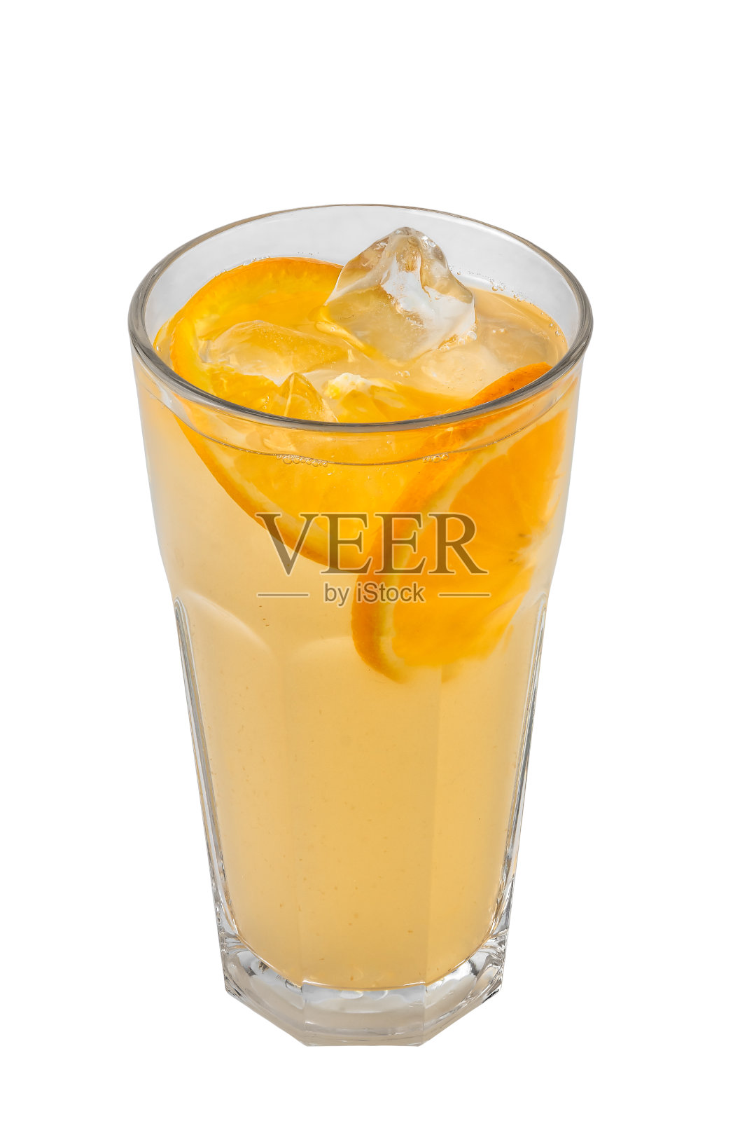 透明的黄色清爽的夏季饮料与切片橙子和冰块孤立在白色的背景照片摄影图片